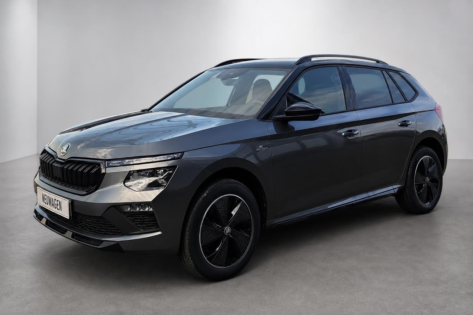 Škoda Kamiq schwarz Neuwagen Frontansicht schräg im Studio