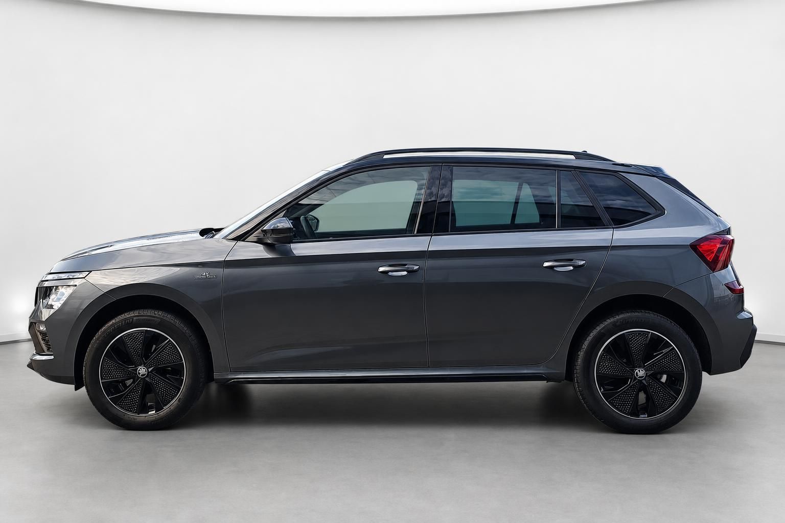 Škoda Kamiq grau Neuwagen Seitenansicht Profilansicht Studio
