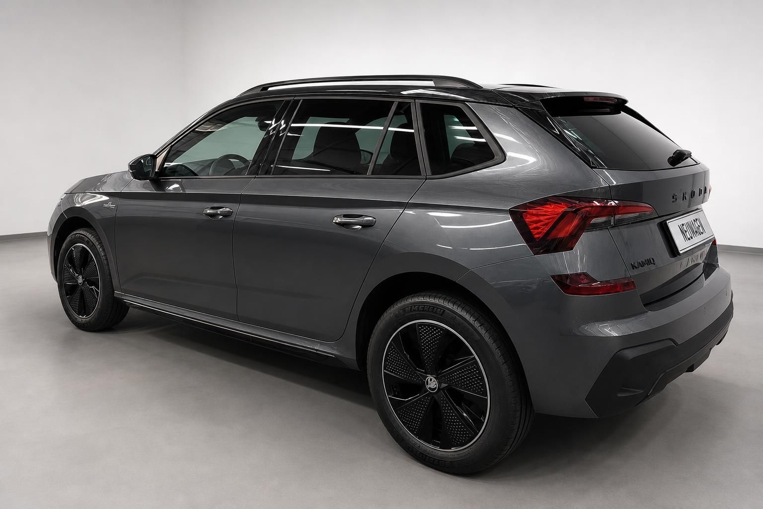 Škoda Kamiq grau Neuwagen Heckansicht schräg im Studio