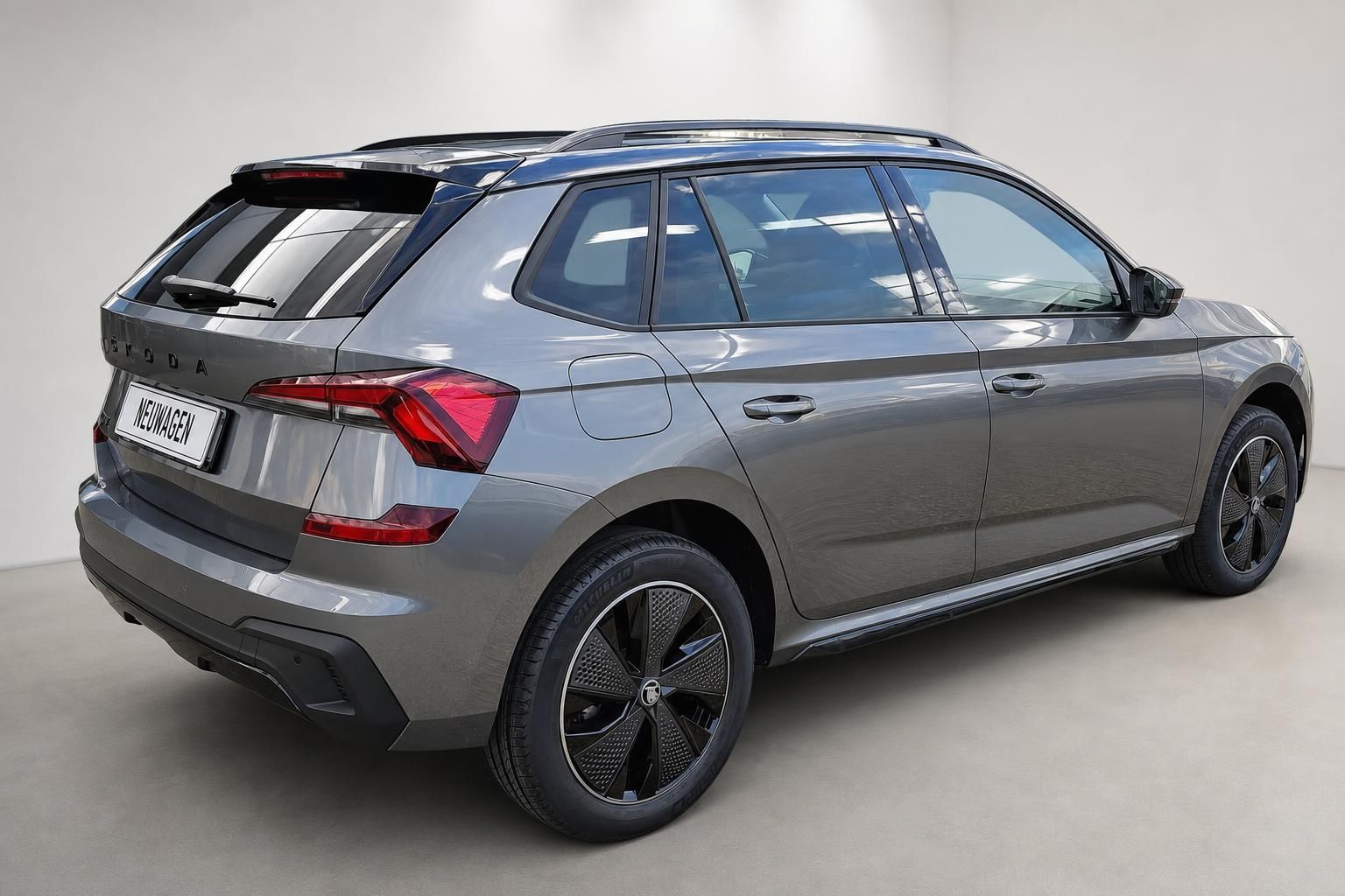 Skoda Kamiq grau Heck seitlich Neuwagen Studioaufnahme