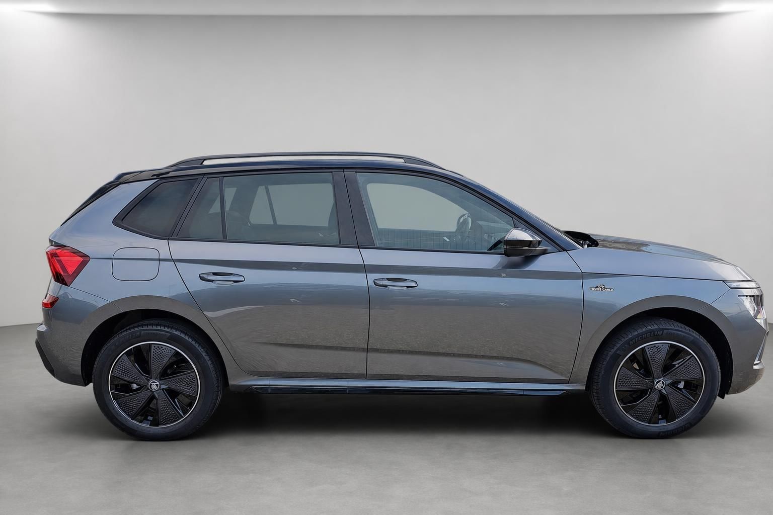 Skoda Kamiq Monte Carlo grau Seitenansicht Studiofoto