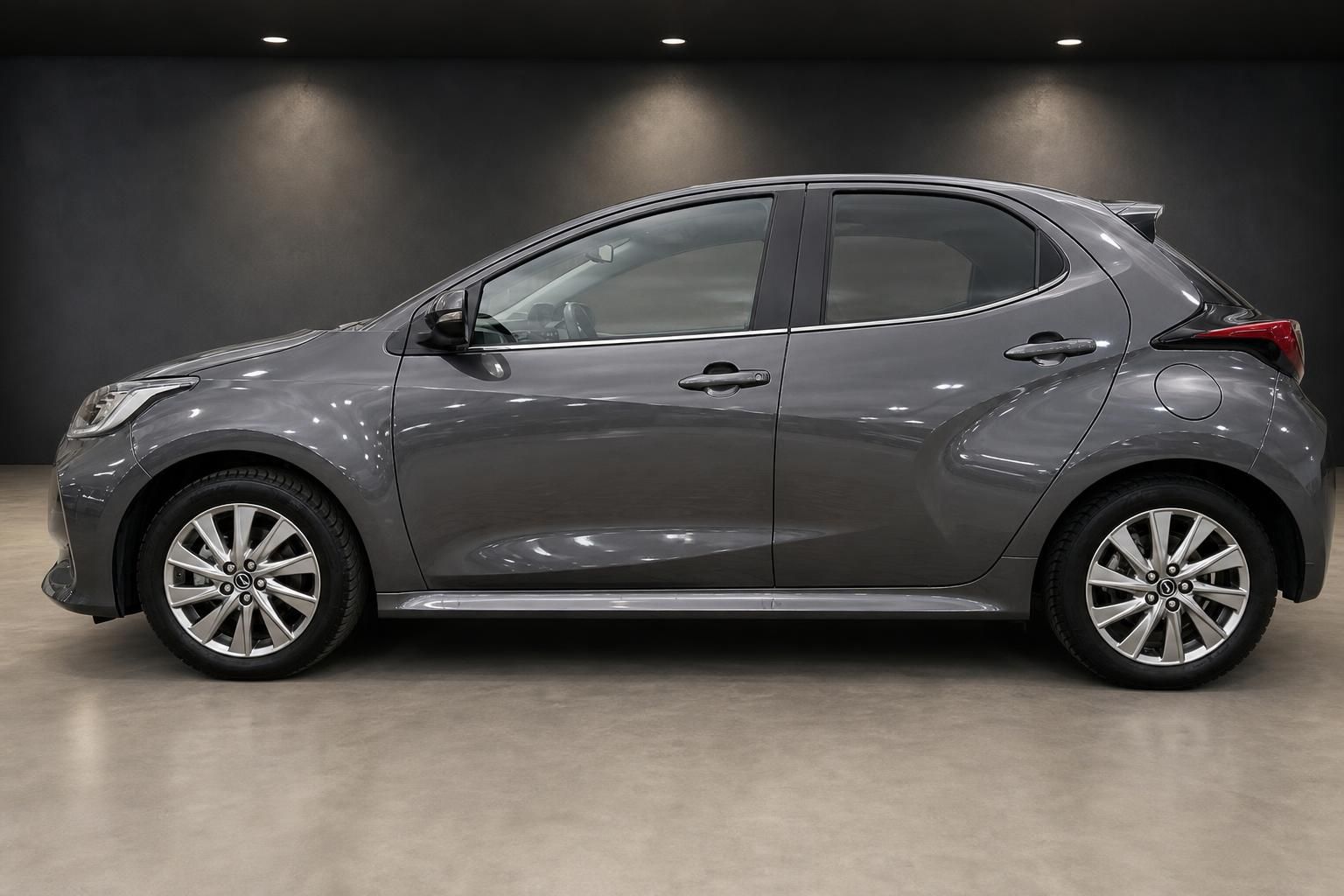 Mazda2 grau, Seitenansicht komplettes Fahrzeugprofil im Studio