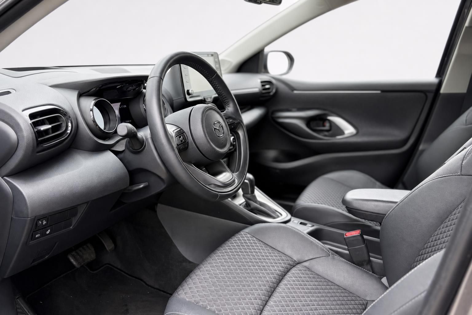 Mazda2 Hybrid Innenraum mit Lenkrad, Cockpit und Sitzen im Detail