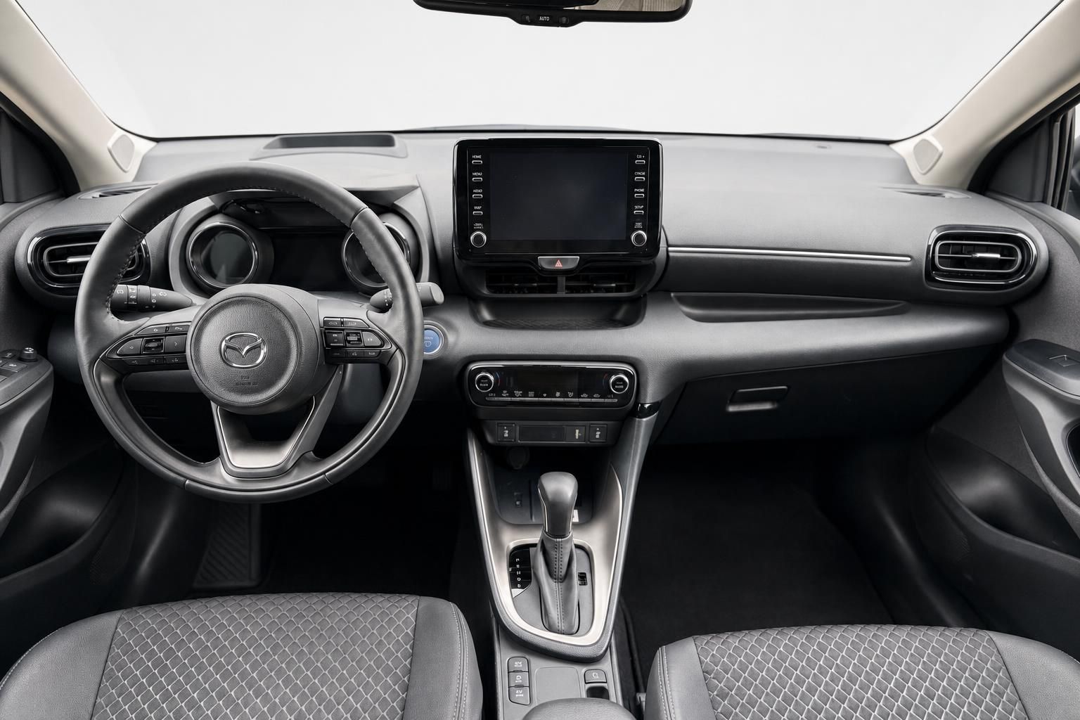 Mazda2 Hybrid Cockpit mit Lenkrad, Display und Mittelkonsole
