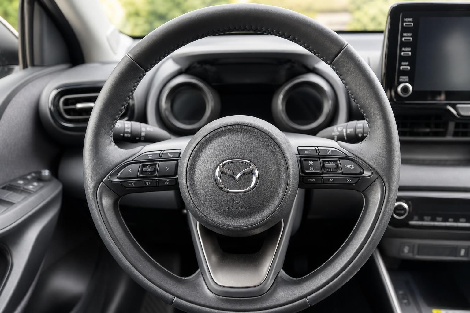 Mazda Lenkrad Nahaufnahme mit Multifunktionstasten und Logo