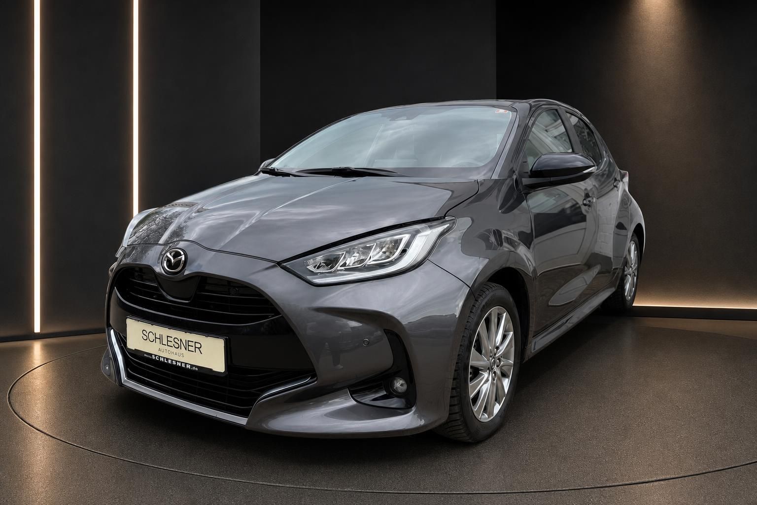 Mazda2 grau Frontansicht schraeg im Autohaus Schlesner