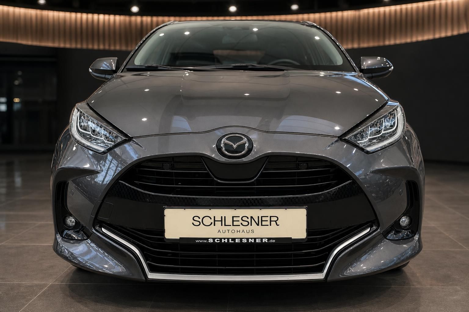 Mazda2 grau Frontansicht mit Kuehlergrill und Scheinwerfern