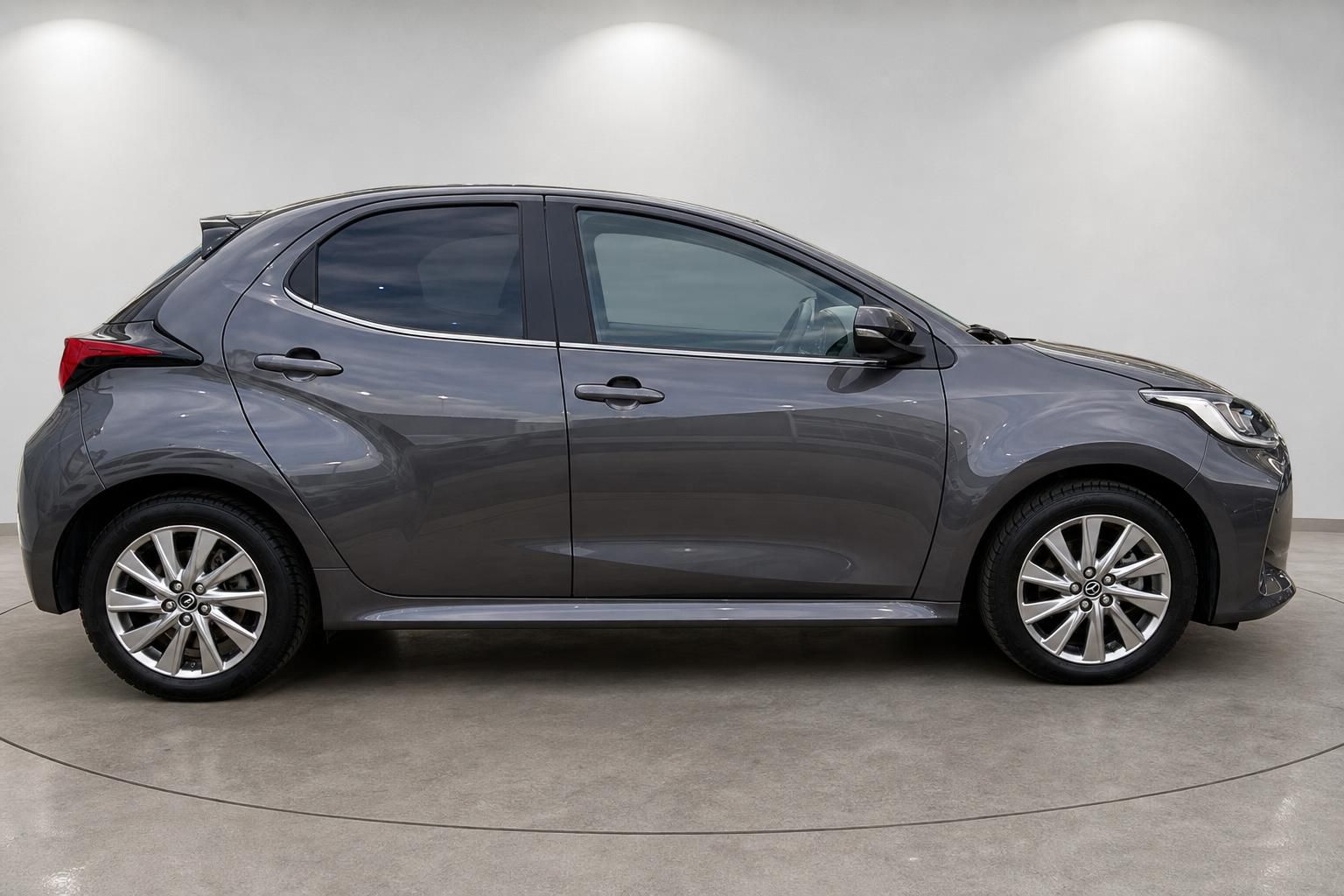 Mazda2 grau Seitenansicht mit Leichtmetallfelgen im Studio