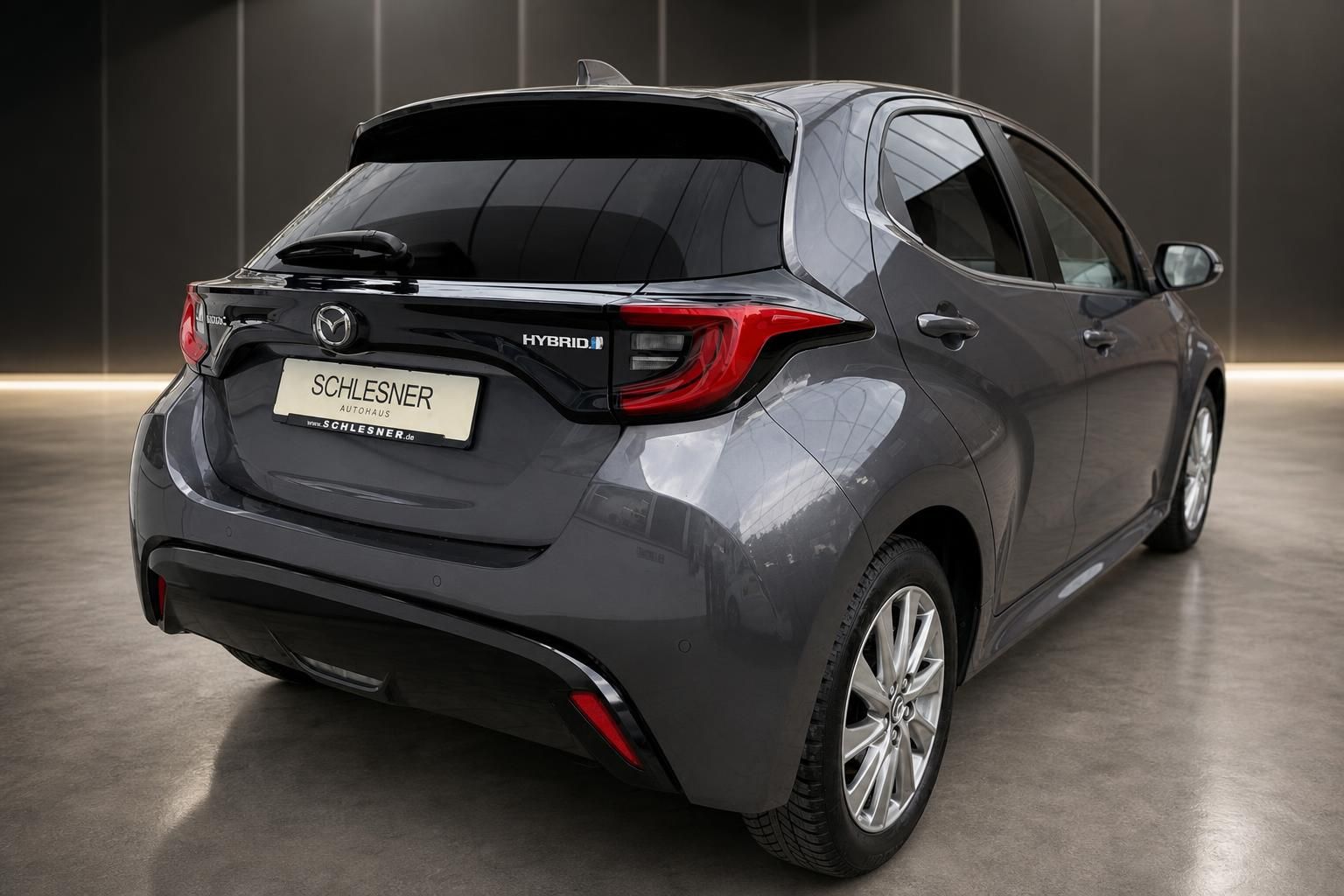 Mazda2 Hybrid grau, Heckansicht schraeg mit Kennzeichenhalter Schlesner