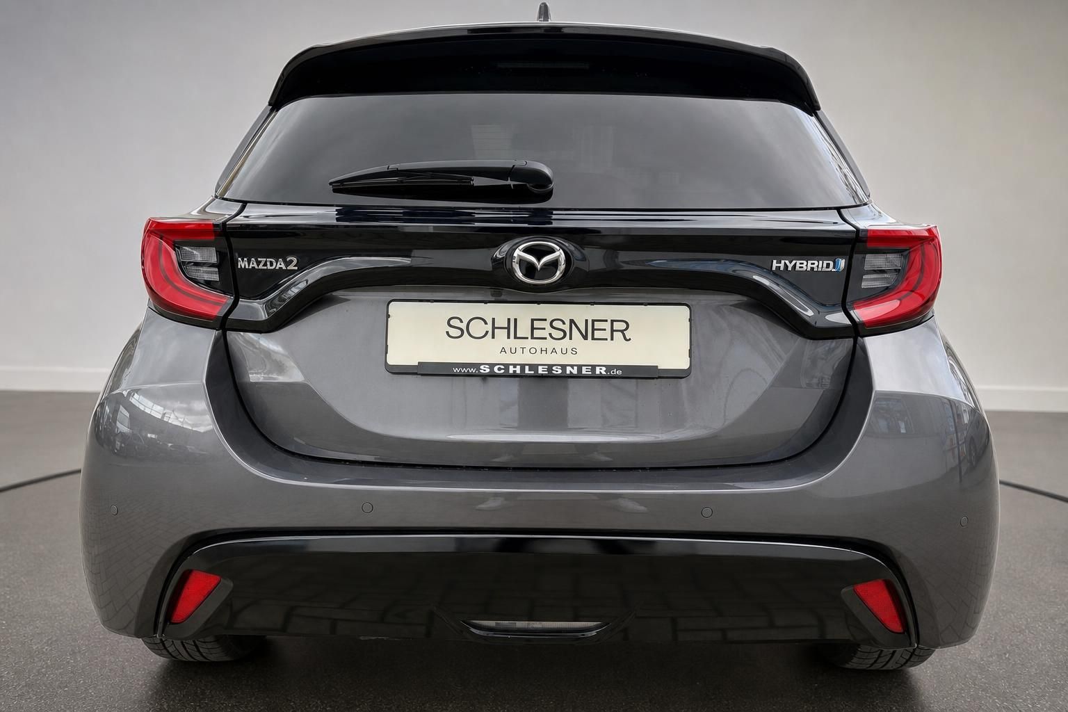 Mazda2 grau, direkte Heckansicht mit Ruecklichtern und Heckklappe