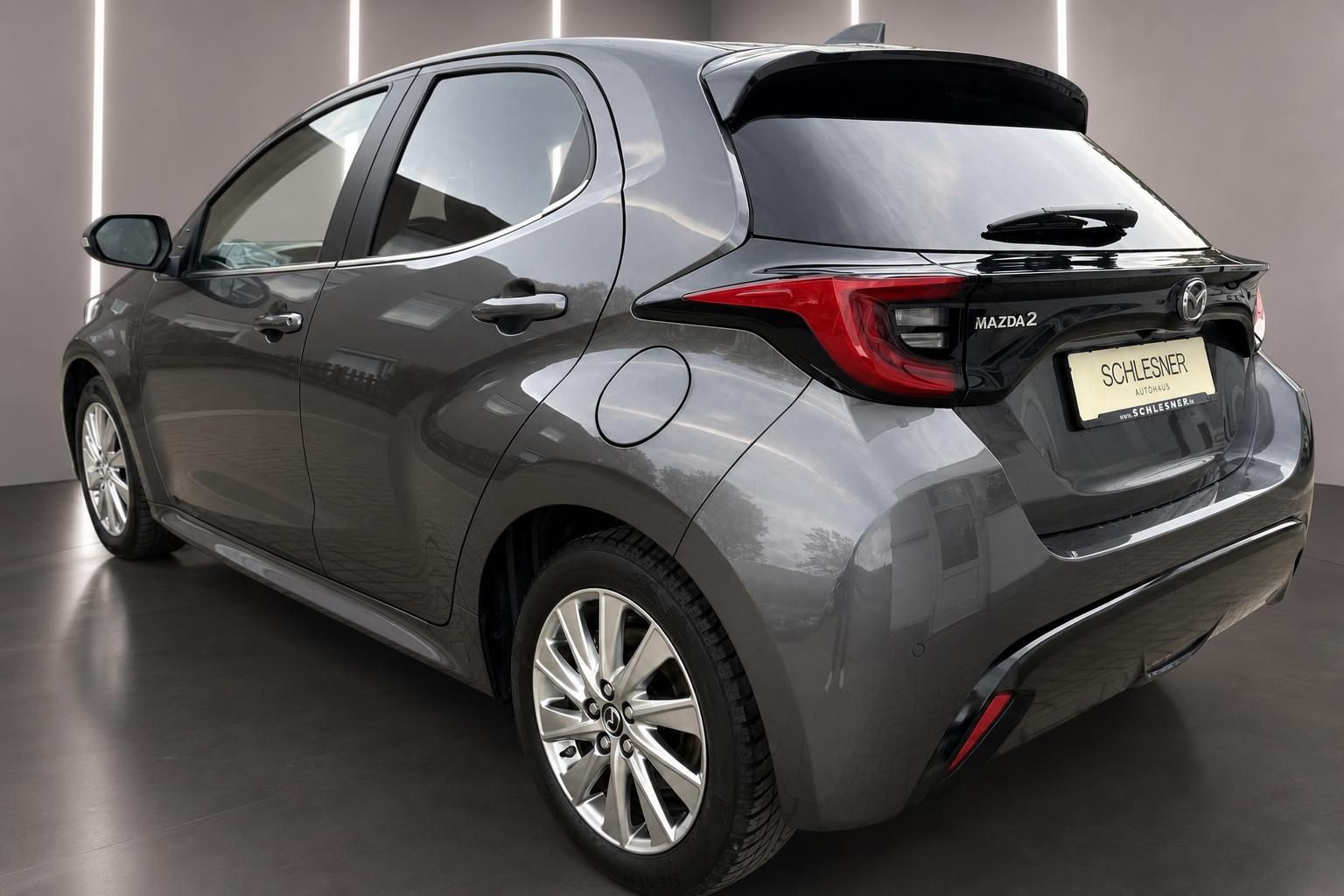 Mazda2 grau, Heckansicht schraeg mit Kennzeichenhalter Schlesner Autohaus