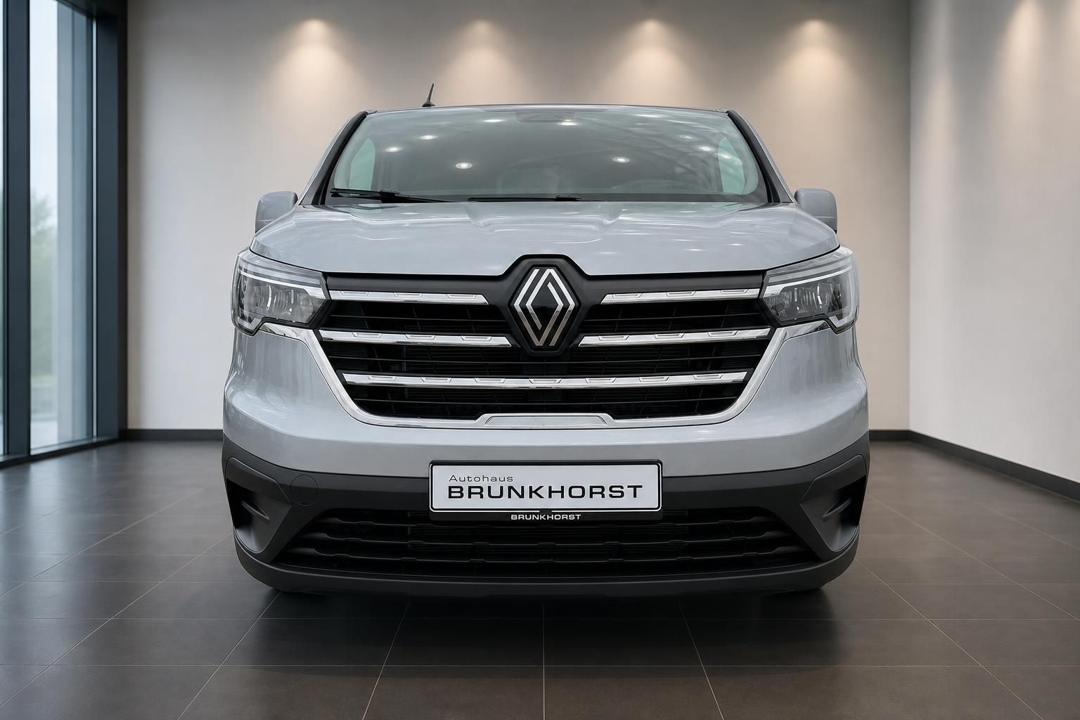 Renault Transporter silber Frontansicht - Autohaus Brunkhorst Fahrzeugangebot