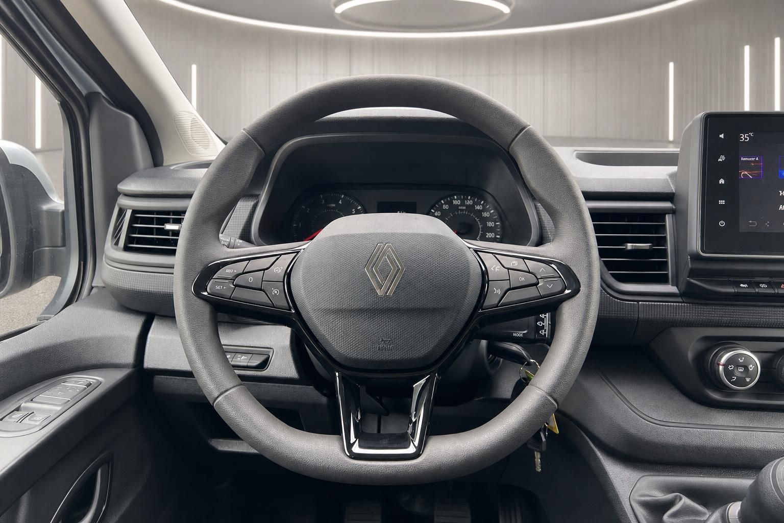 Renault Innenraum mit modernem Lenkrad und Touchscreen-Display