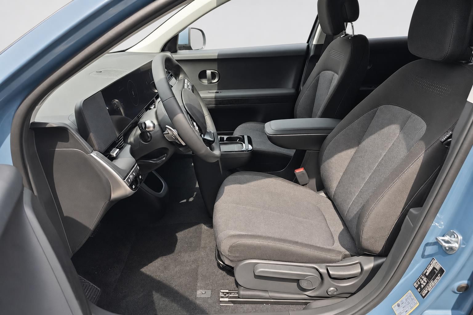 Hyundai Ioniq 5 Innenraum mit Vordersitzen und Cockpit