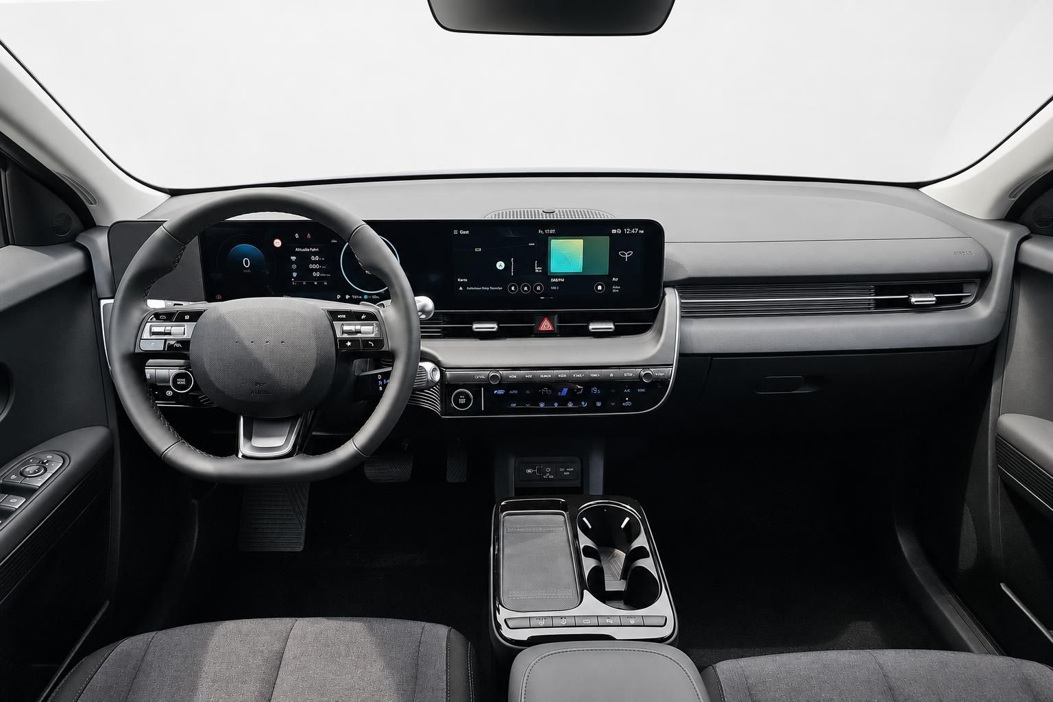 Fahrzeugcockpit mit Lenkrad, Digitaltacho und Mittelkonsole