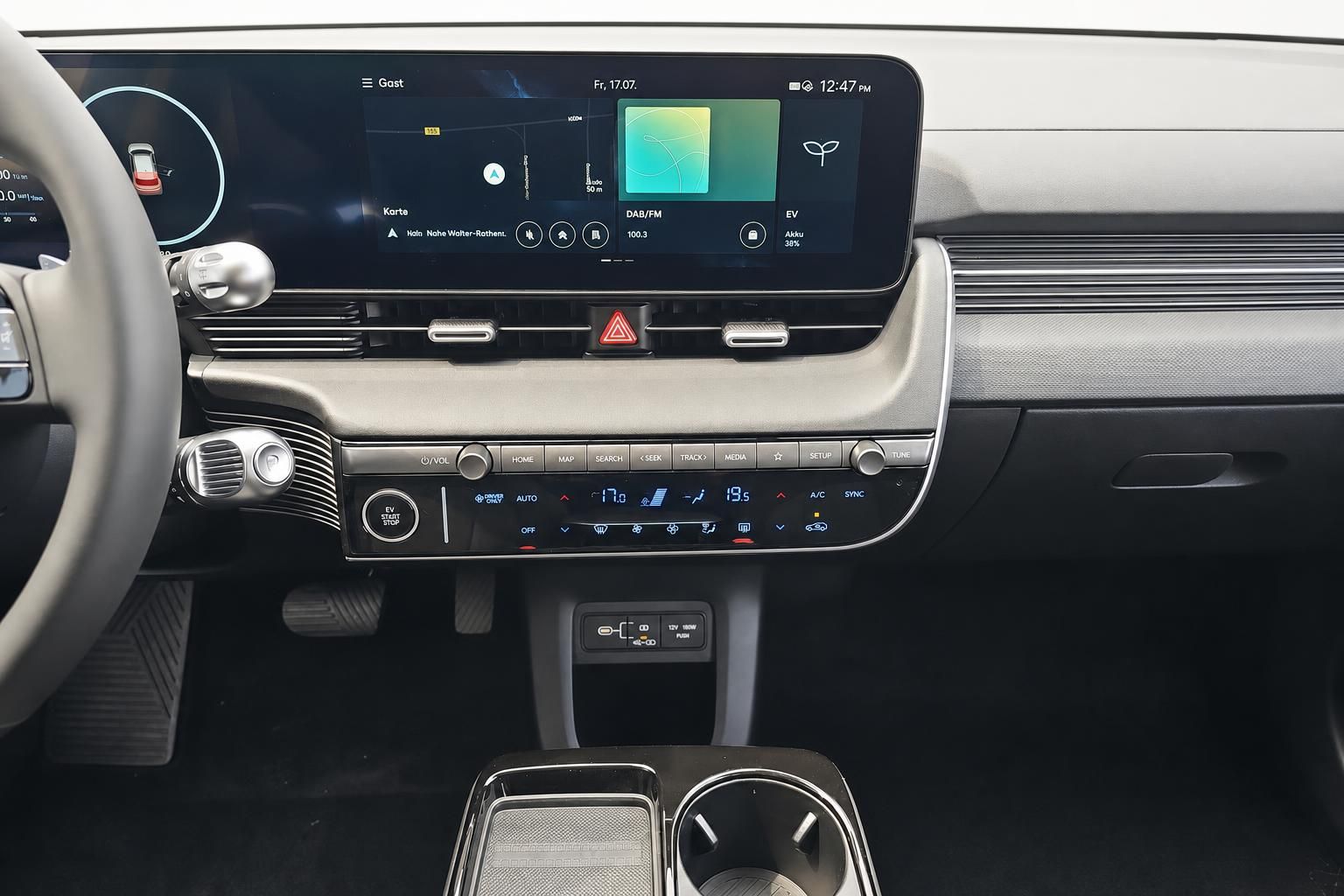 Digitales Cockpit mit Infotainment-Display und Klimabedienung im Fahrzeug