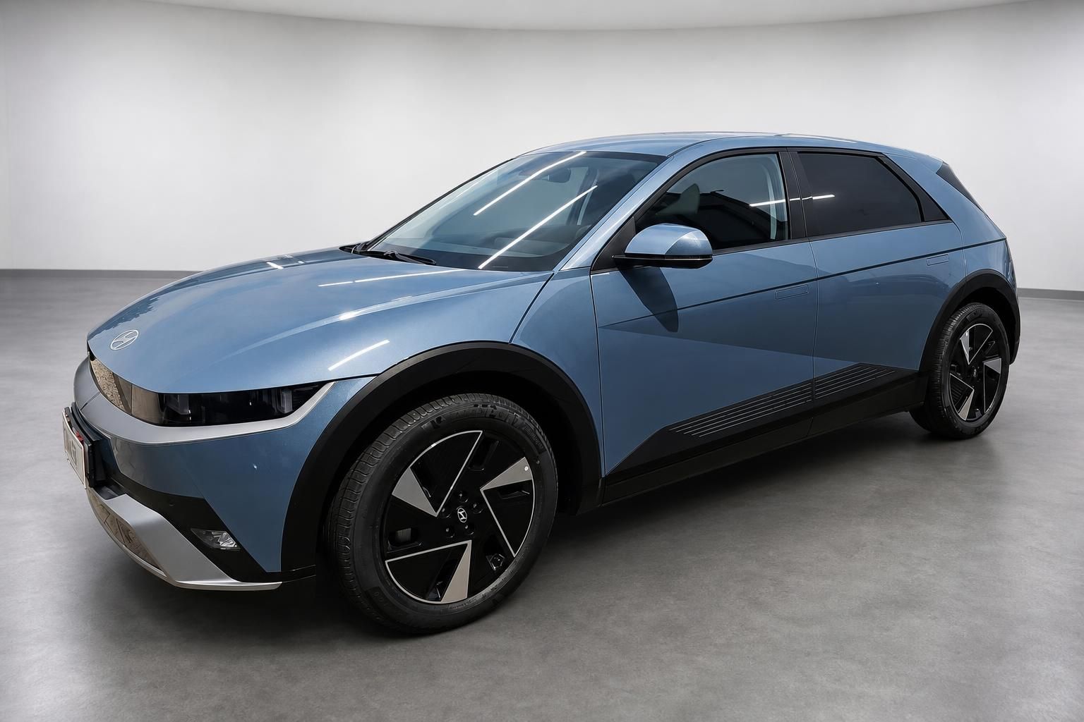 Hyundai Ioniq 5 blau, Frontansicht schräg im Studio