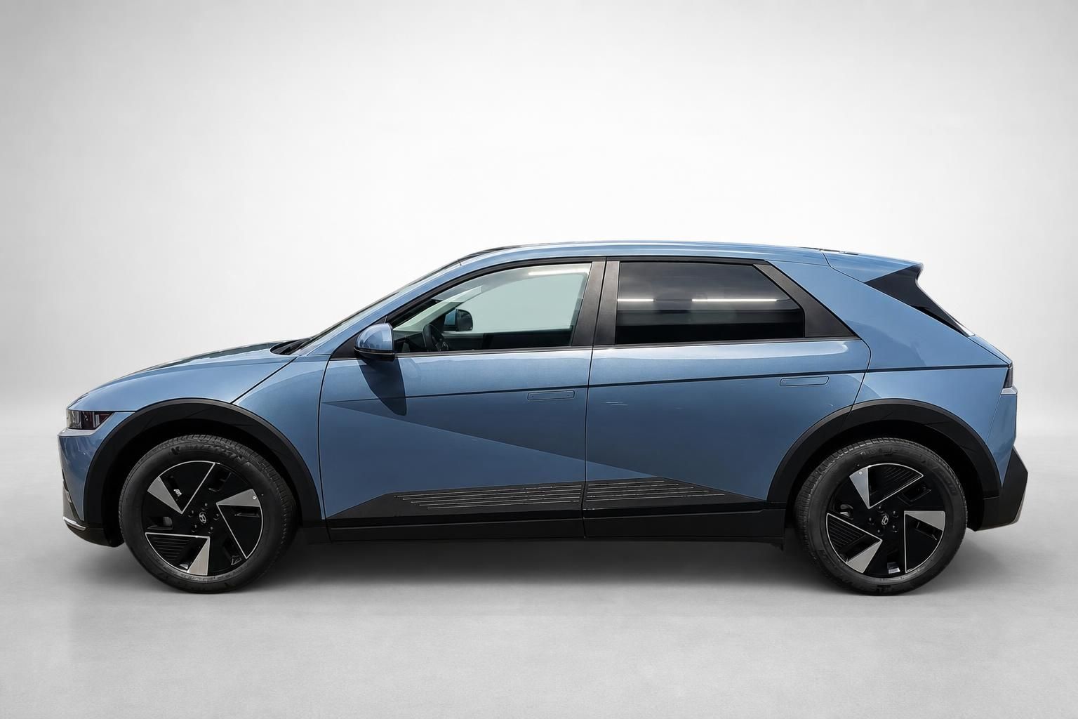 Hyundai Ioniq 5 in Blau, Seitenansicht Studio