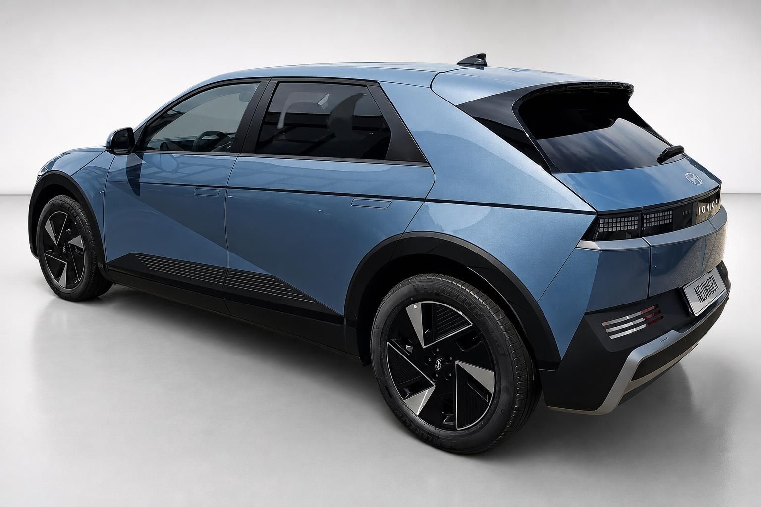 Hyundai Ioniq 5 blau, Heckansicht schräg im Studio