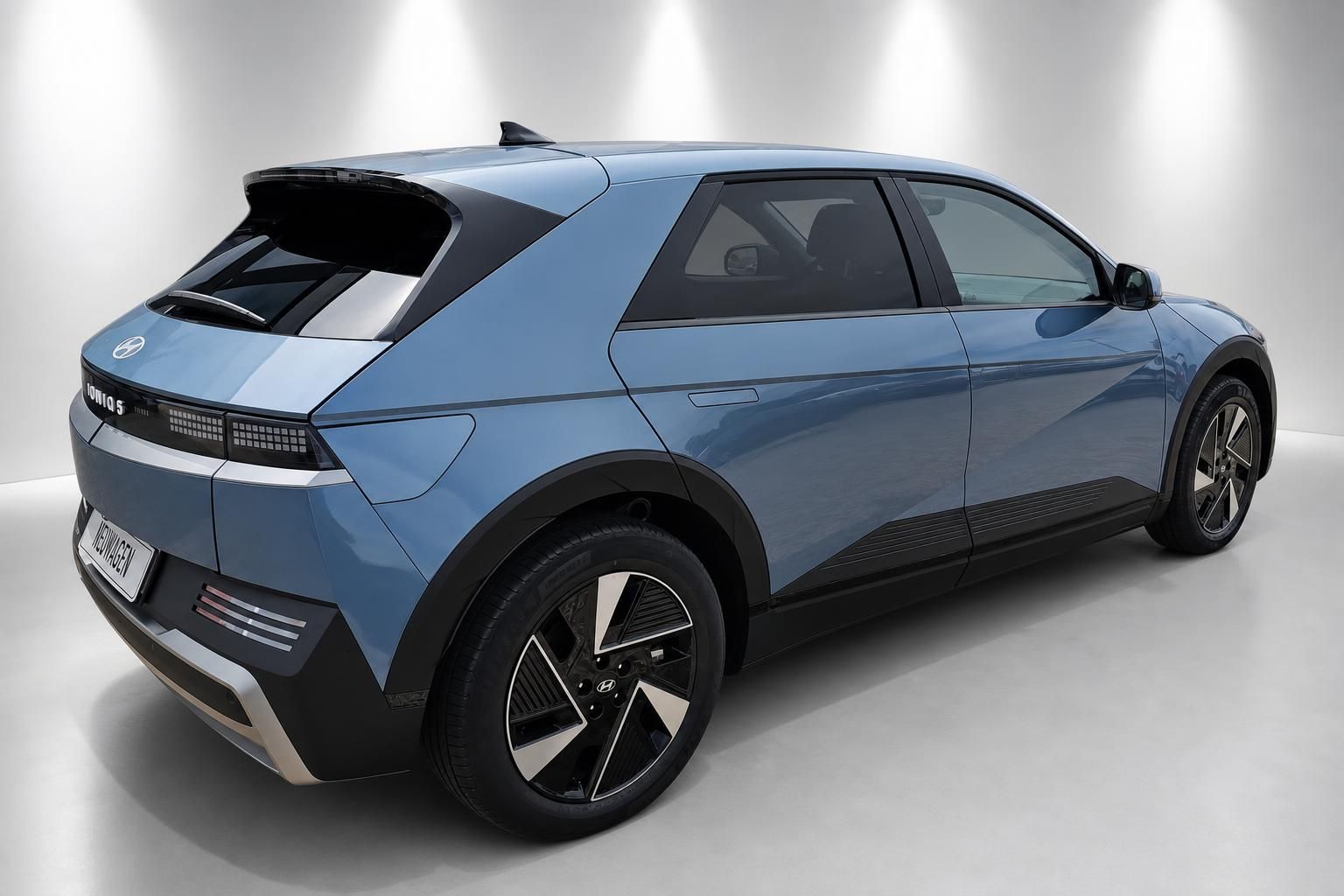 Hyundai Ioniq 5 Heckansicht schraeg von hinten, blaue Lackierung