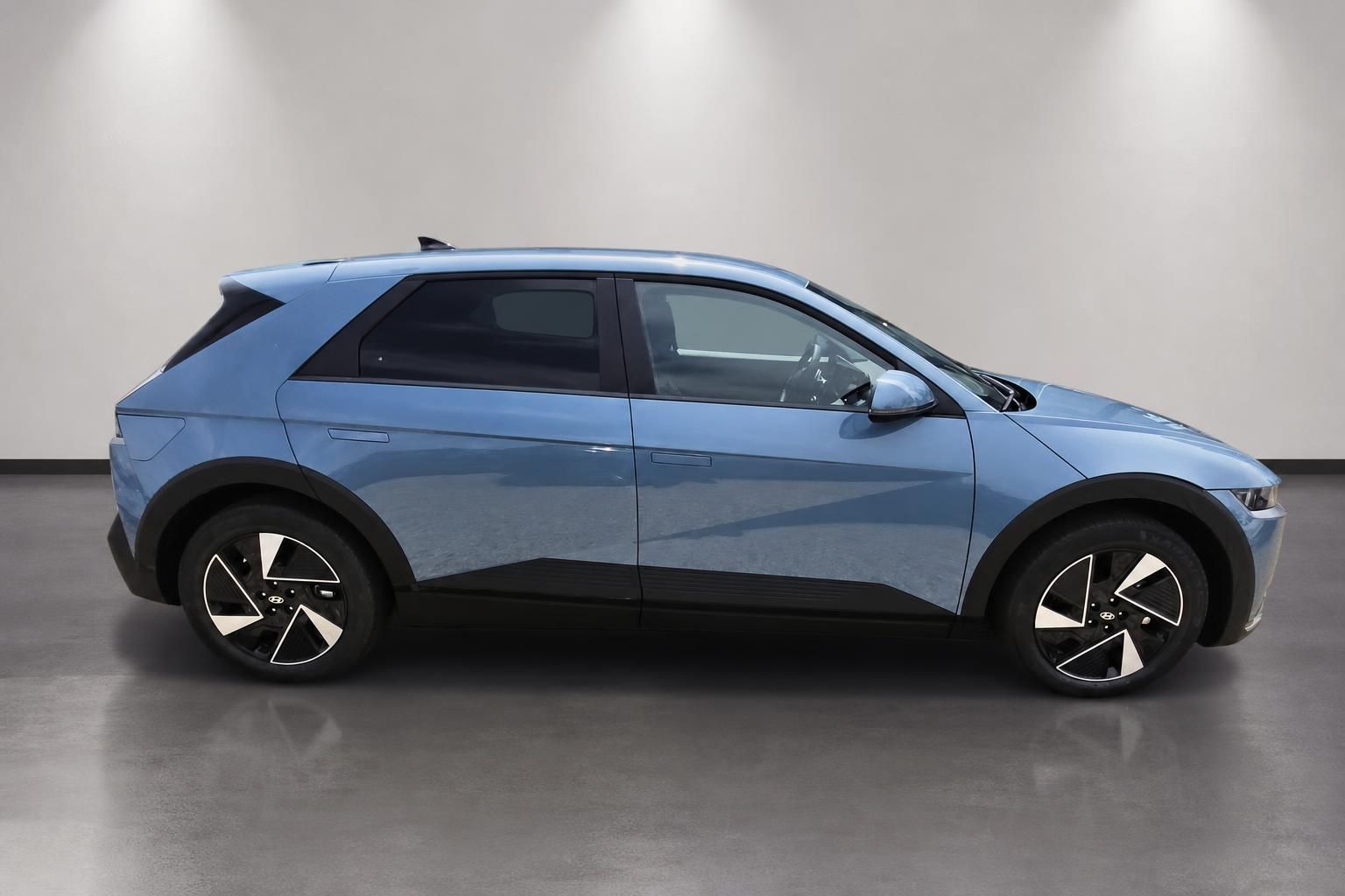 Hyundai Ioniq 5 in Blau, Seitenansicht im Studio