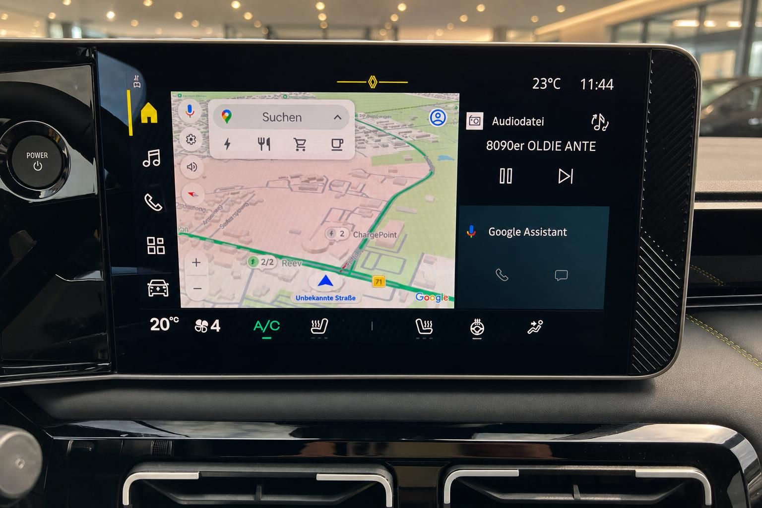 Renault 5 Infotainment-Display mit Android Auto, Google Maps Navigation und Klimasteuerung