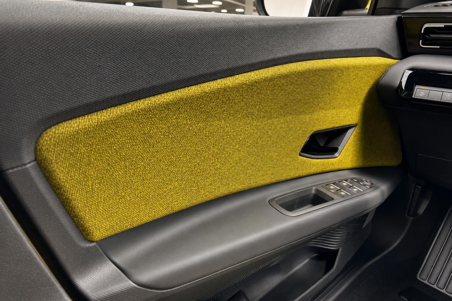 Renault 5 Fahrertür Innenverkleidung mit gelbem Stoffdekor und Fensterheberschaltern