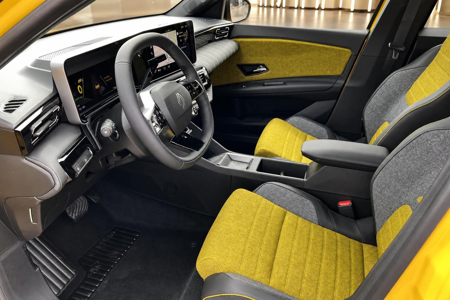 Renault 5 E-Tech Electric Innenraum Cockpit mit gelben Sitzen und Touchscreen