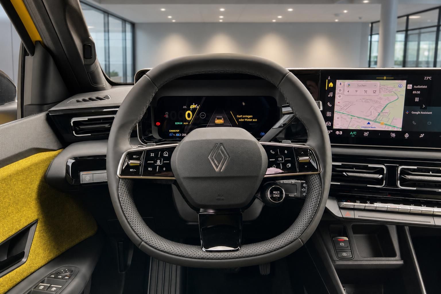 Renault 5 Innenraum – Lenkrad mit Digitaltacho und Infotainment-Display in gelb-schwarzer Ausstattung