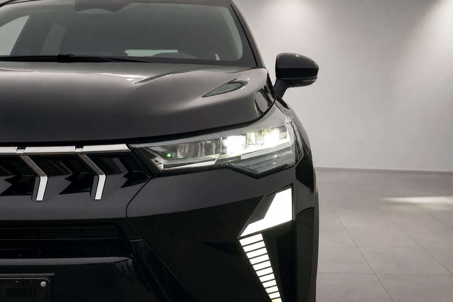 Schwarzes Fahrzeug Frontpartie mit LED-Scheinwerfern und modernem Kühlergrill im Showroom