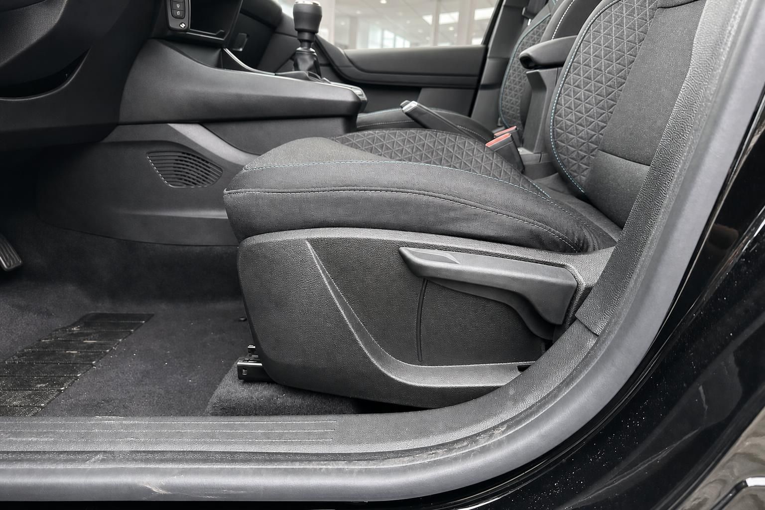 Fahrzeuginnenraum Fahrersitz mit schwarzem Alcantara-Bezug und Sitzverstellung im Detail
