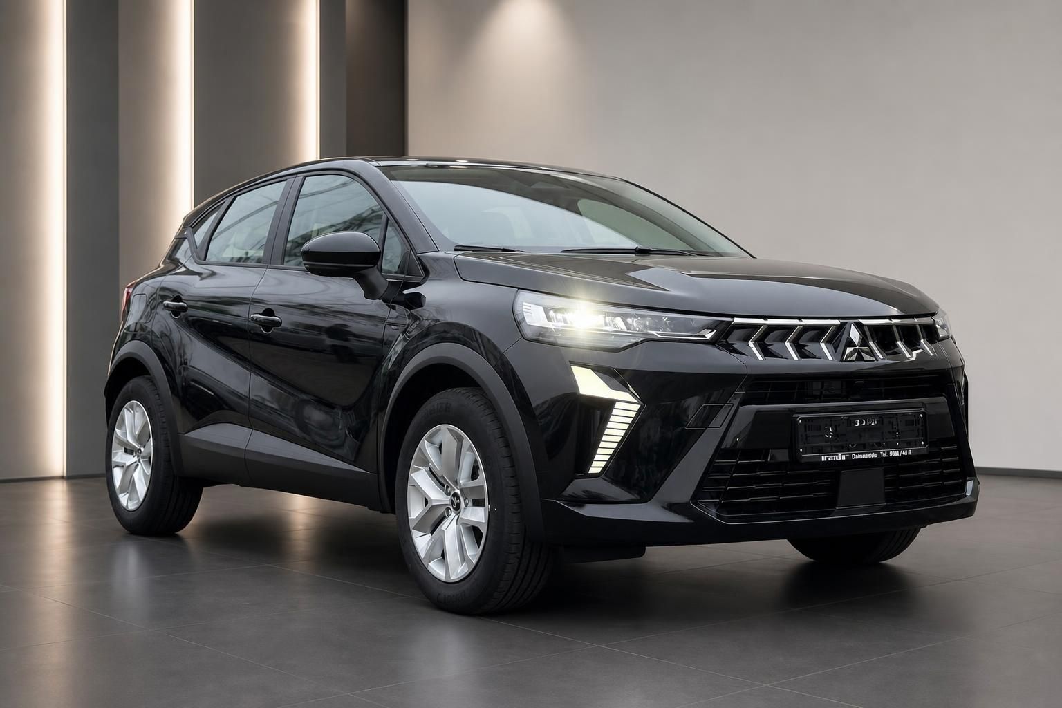 Mitsubishi Colt schwarz Frontansicht schräg links im Autohaus