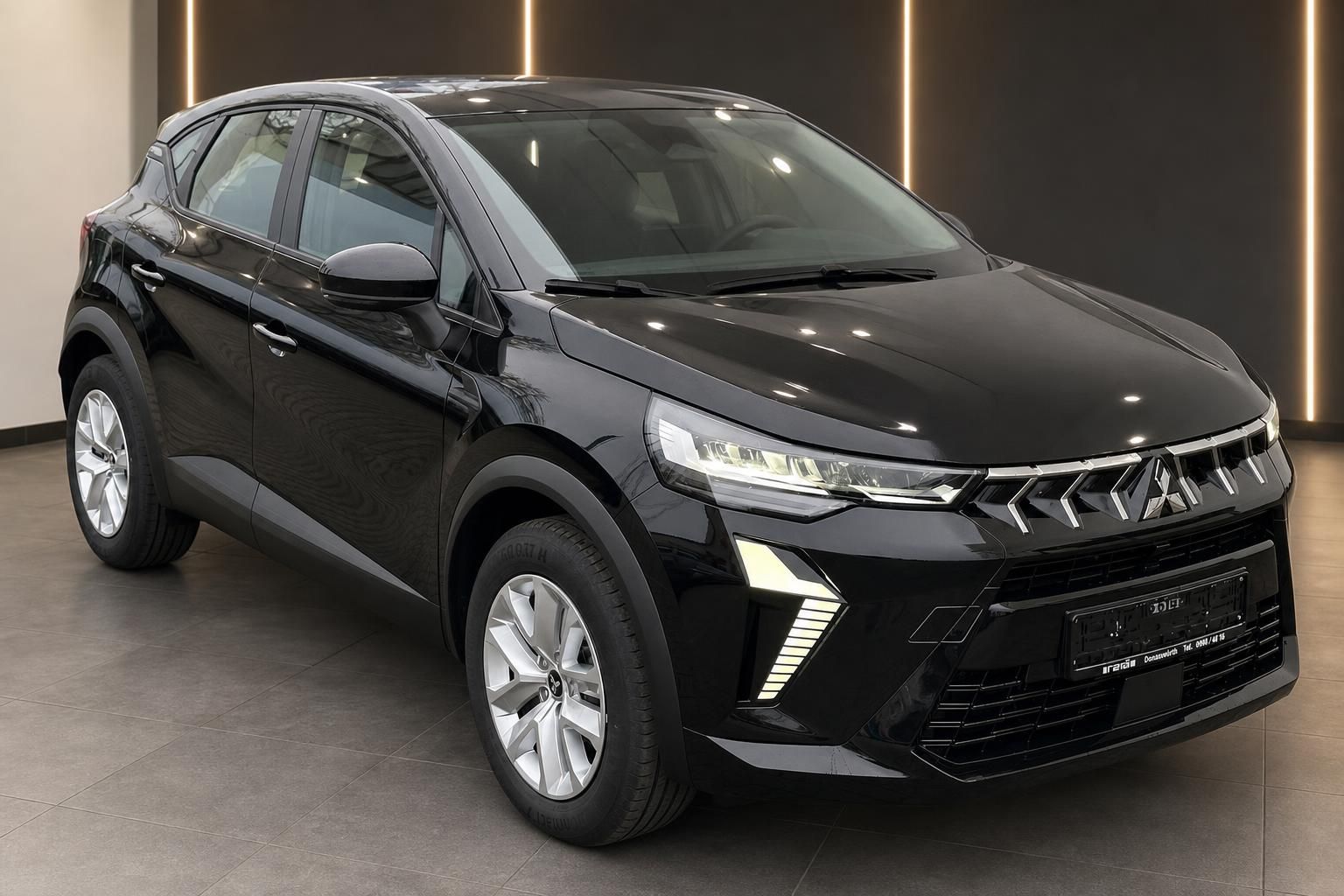 Mitsubishi Colt schwarz Frontansicht schräg rechts im Autohaus