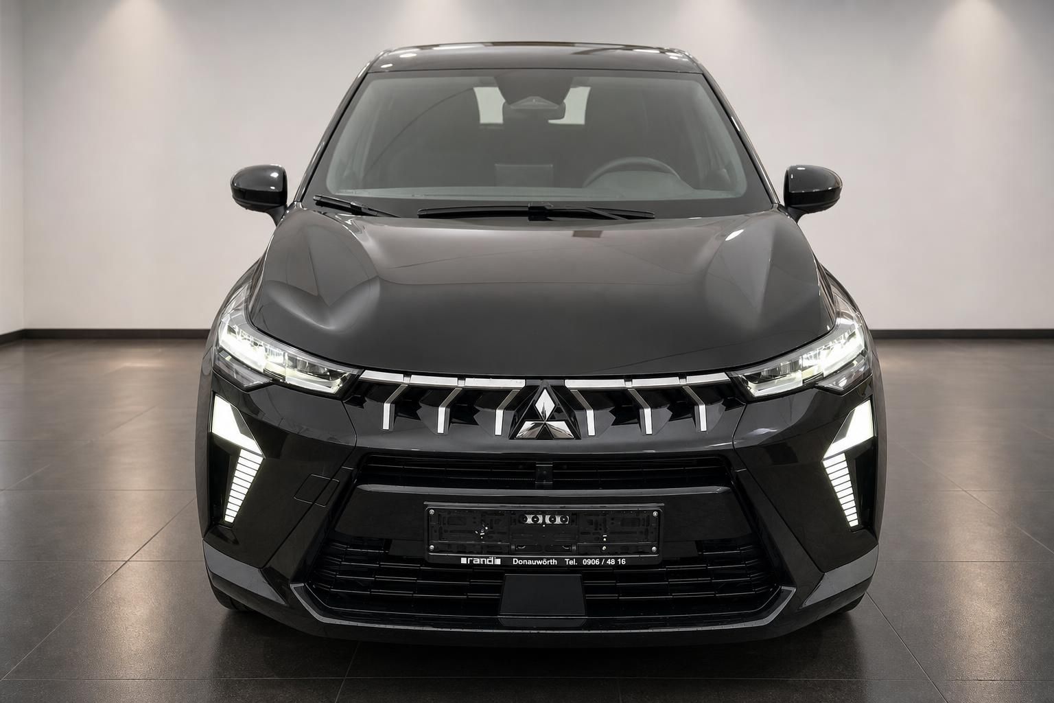 Mitsubishi Colt schwarz direkte Frontansicht mit LED-Scheinwerfern