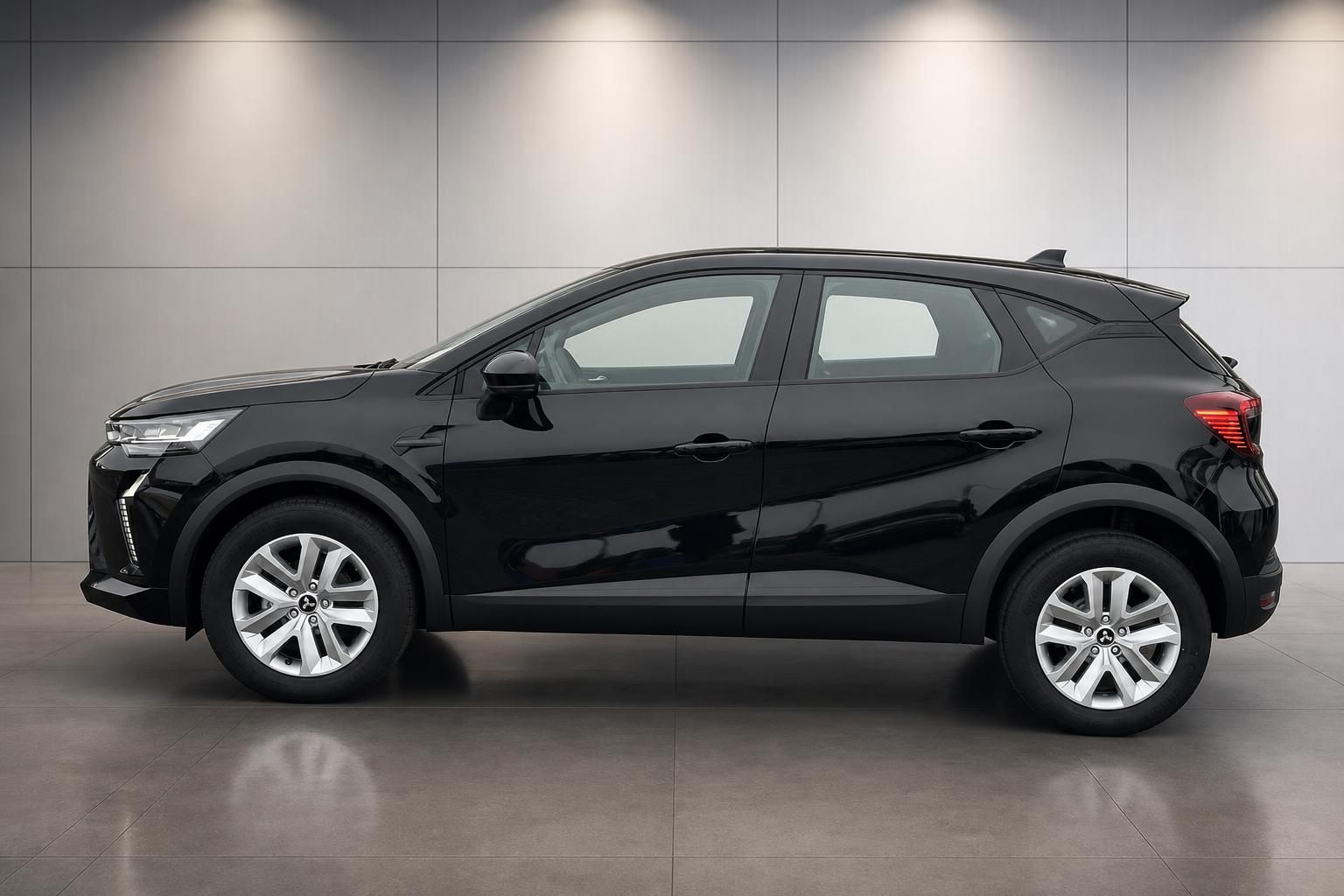 Mitsubishi Colt schwarz Seitenansicht links im Showroom