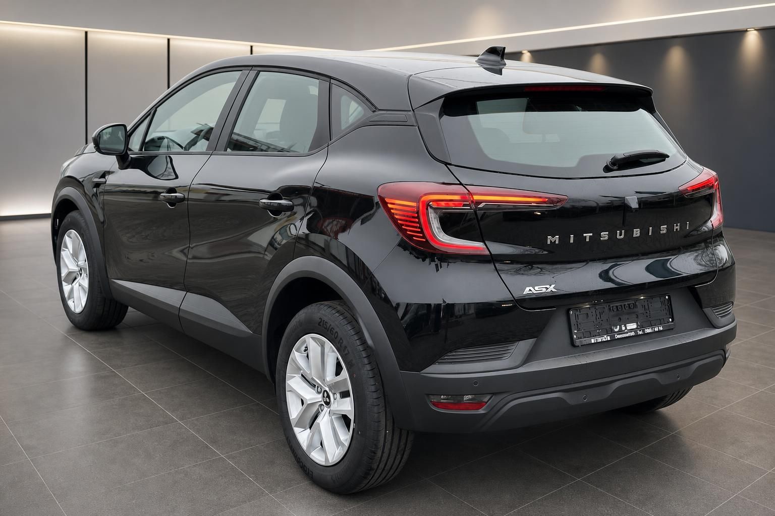 Mitsubishi ASX schwarz Heckansicht schräg – SUV mit LED-Rückleuchten im Autohaus