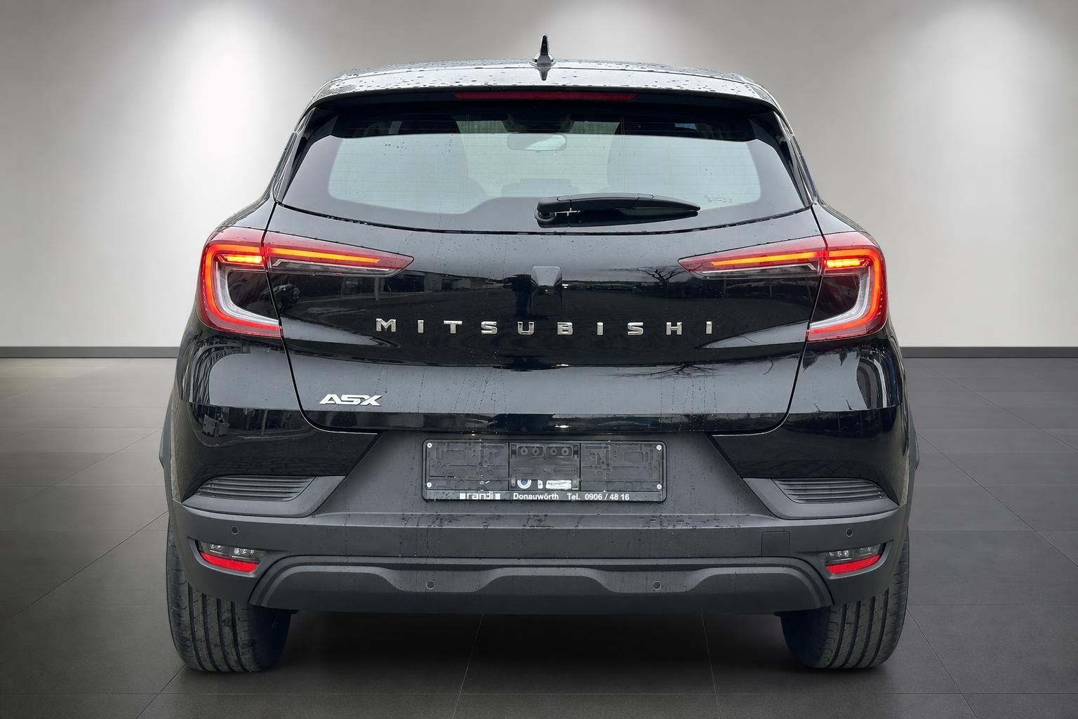 Mitsubishi ASX schwarz Heckansicht gerade – kompakter SUV mit LED-Rückleuchten