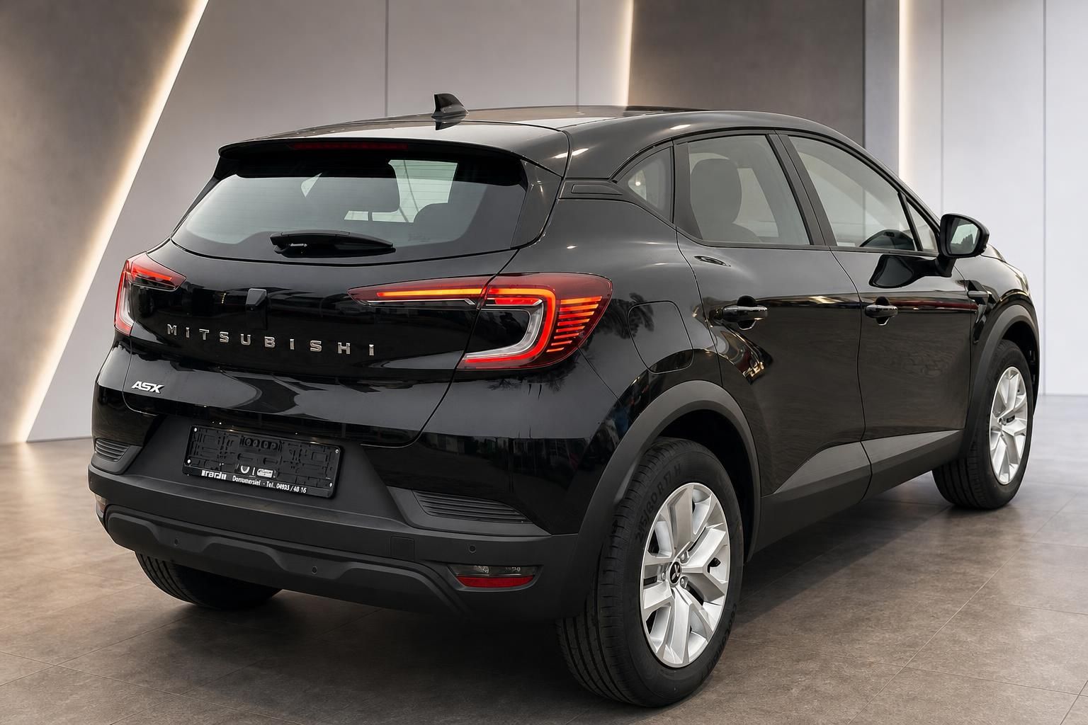 Mitsubishi ASX schwarz Heckansicht schräg – SUV mit Spoiler und LED-Leuchten