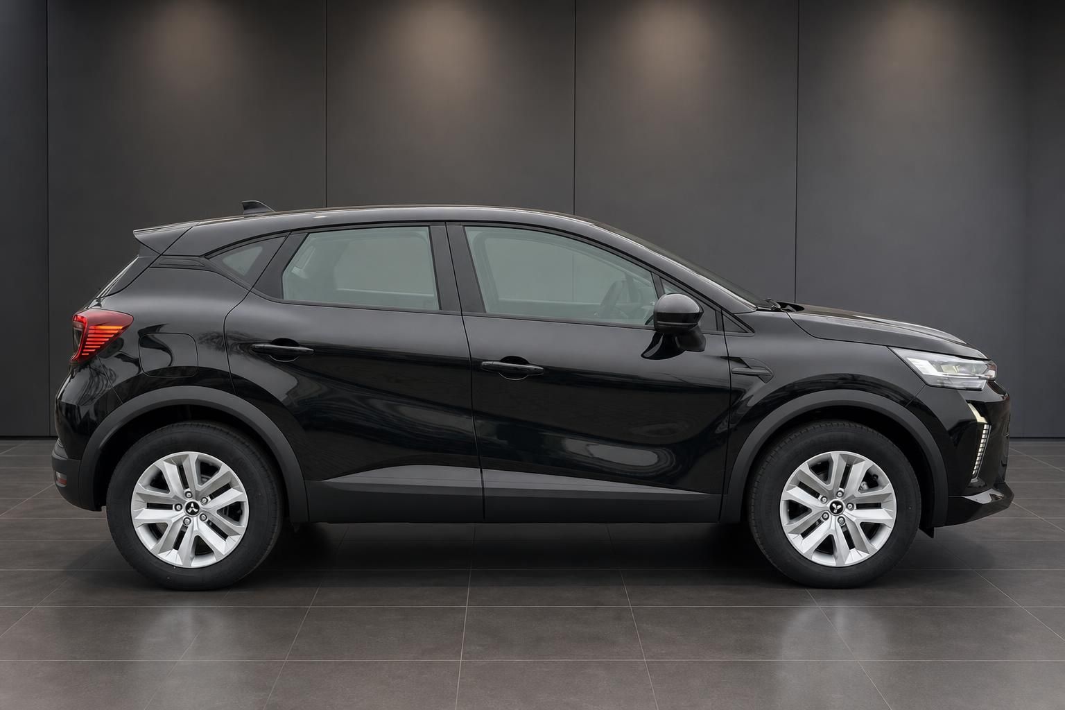 Mitsubishi ASX schwarz Seitenansicht links – kompakter SUV in der Fahrzeughalle