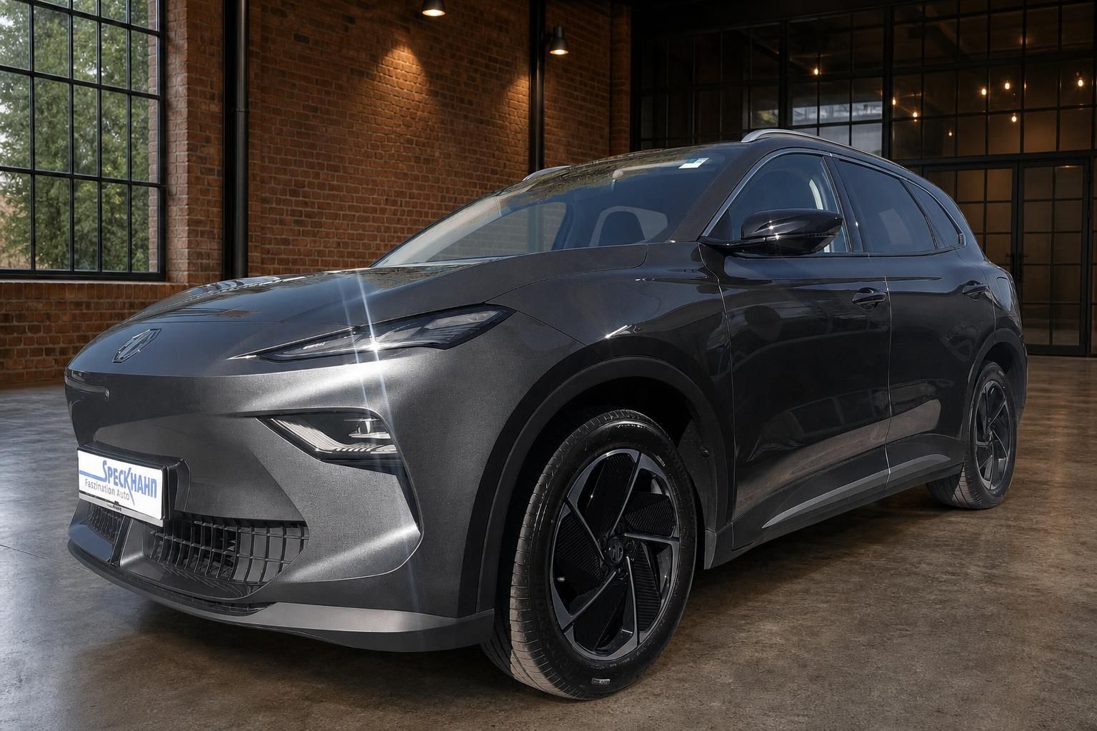 MG SUV Anthrazit, Frontansicht schräg mit Leichtmetallfelgen
