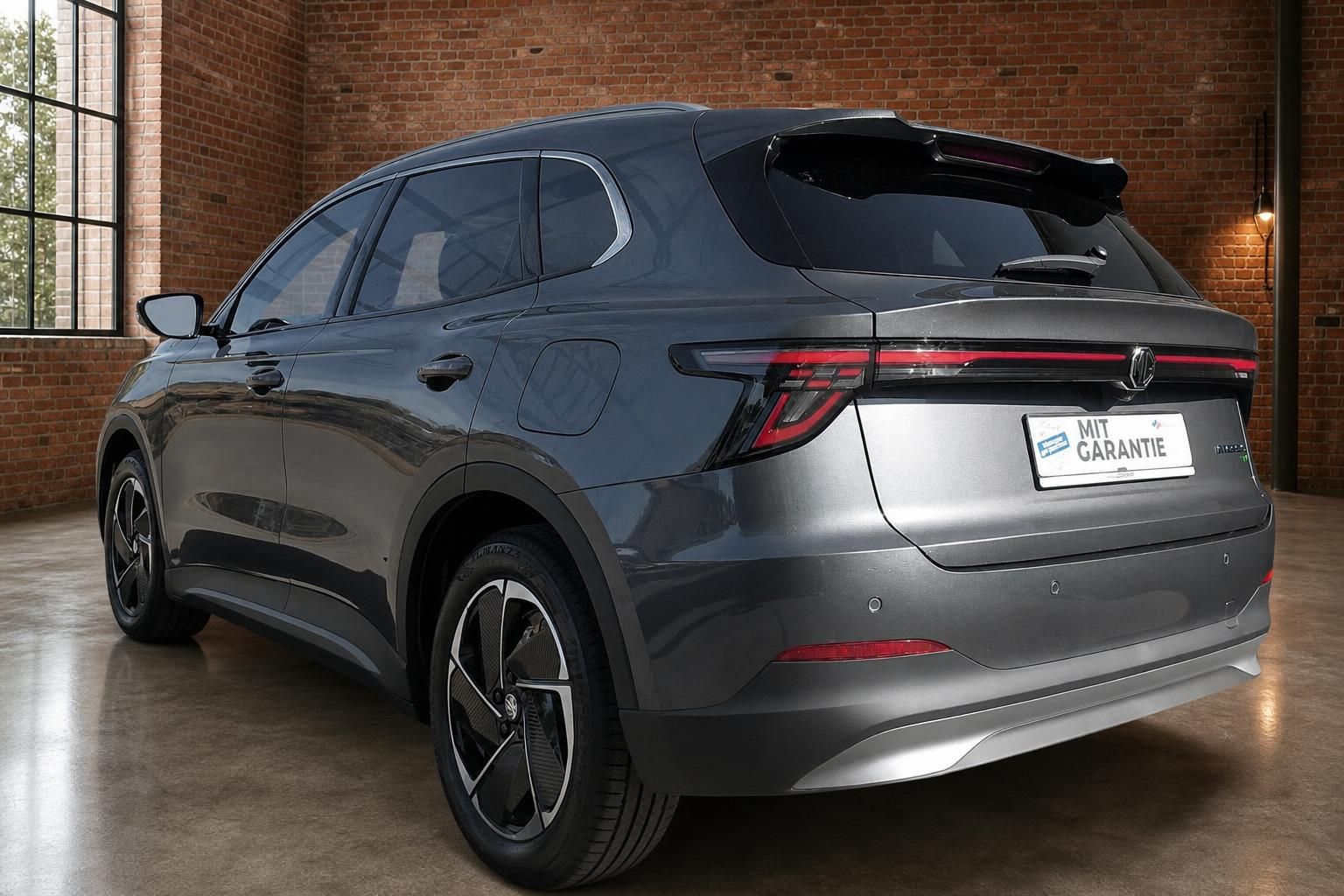 MG SUV Grau-Metallic, Heckansicht schräg mit Dachspoiler