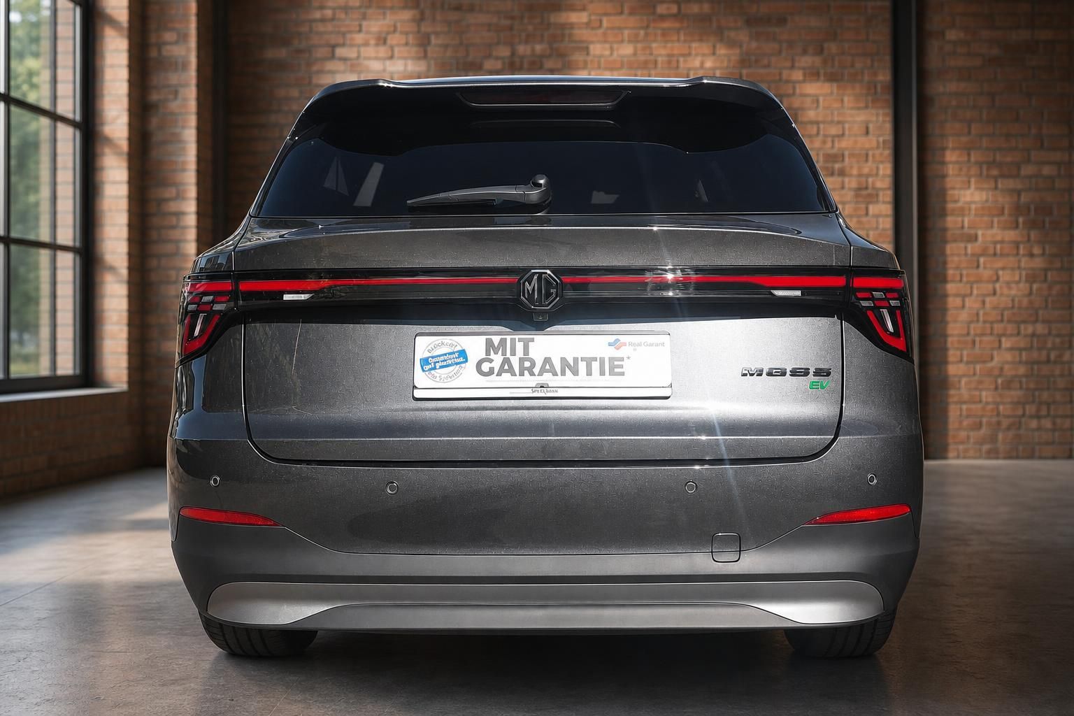 MG SUV Grau, Heckansicht mit LED-Leuchtband und MG5 EV Schriftzug