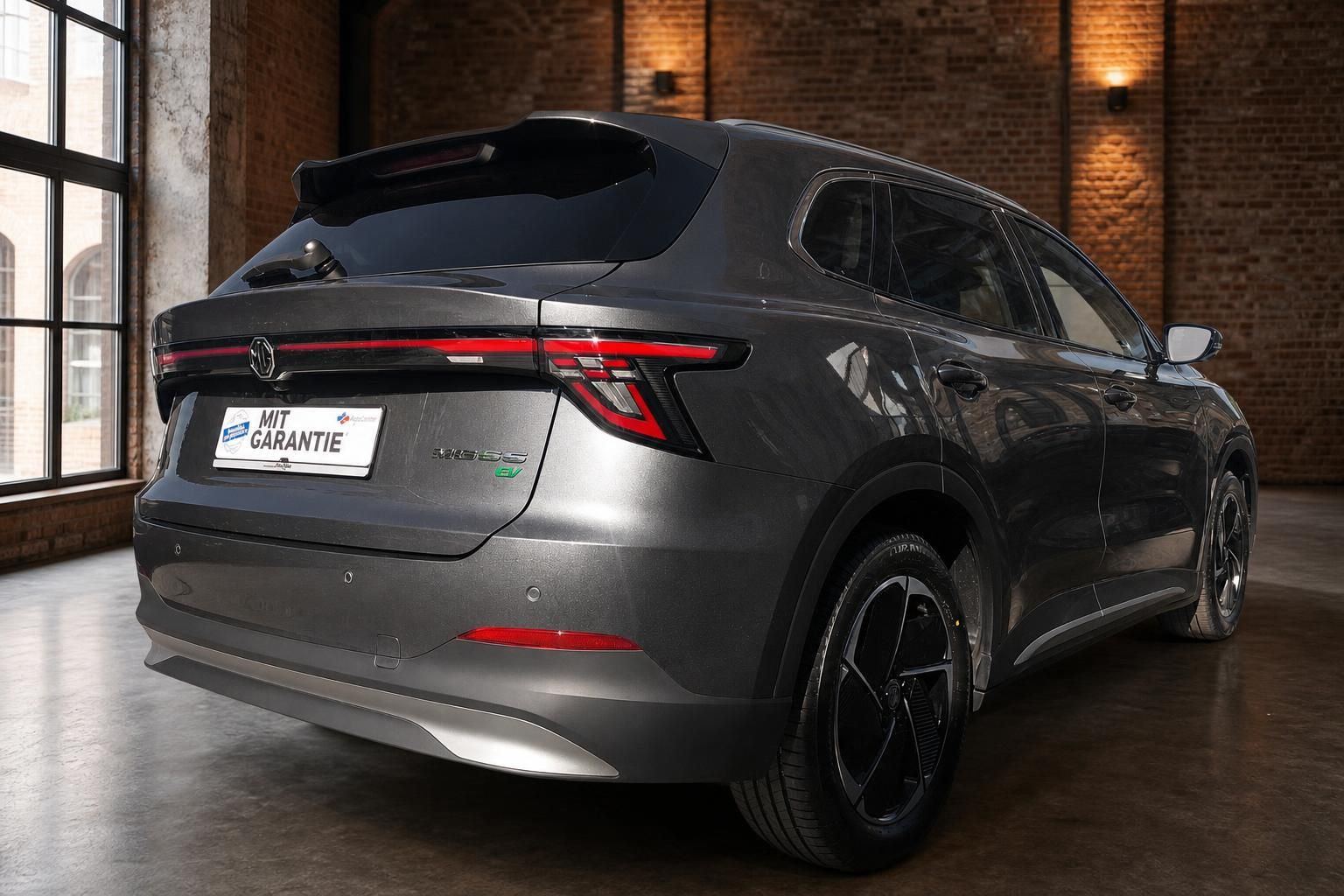 MG SUV Grau, Heckansicht seitlich mit sportlichen Felgen
