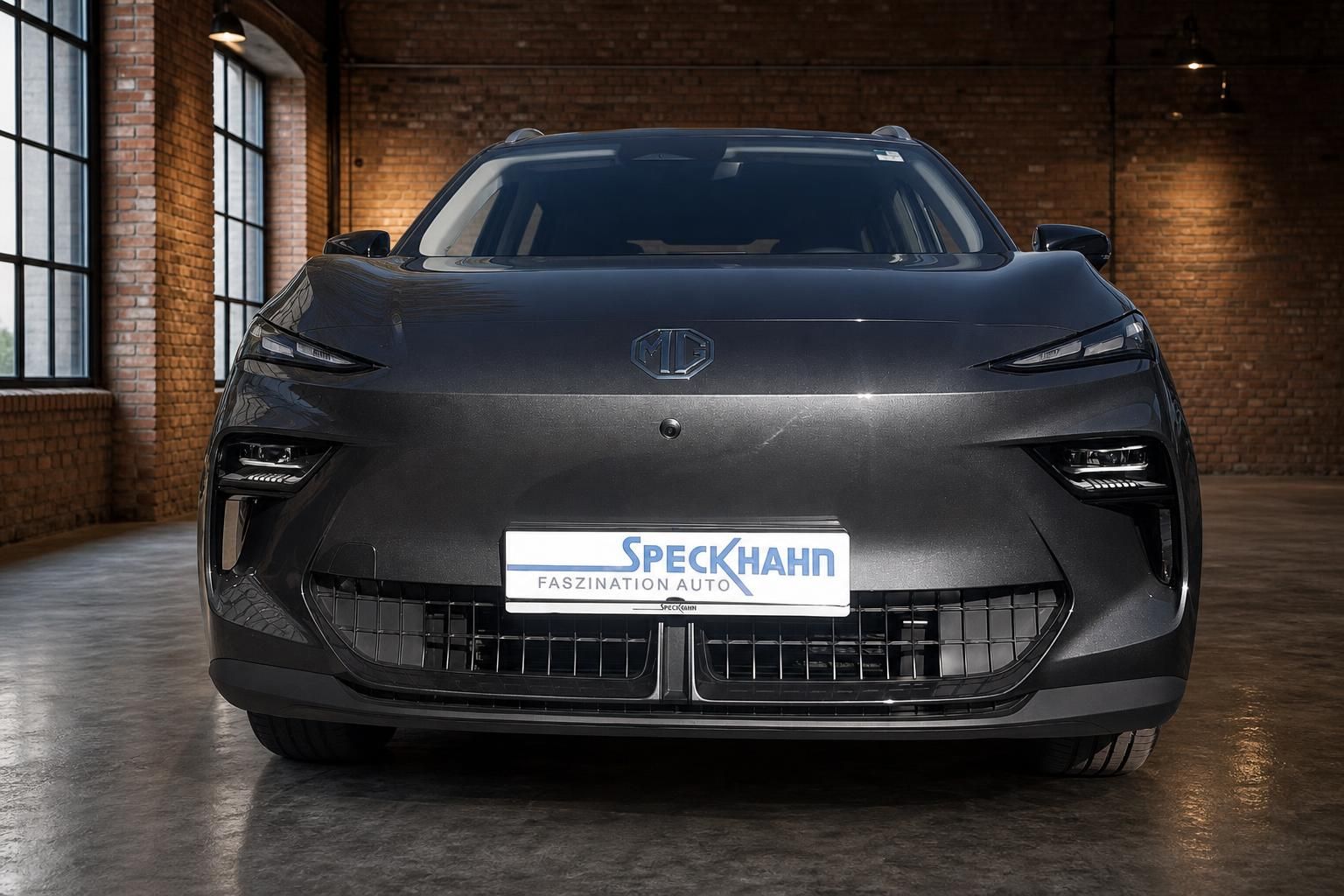 MG SUV in Grau, Frontansicht mit Kennzeichenhalter Speckhahn