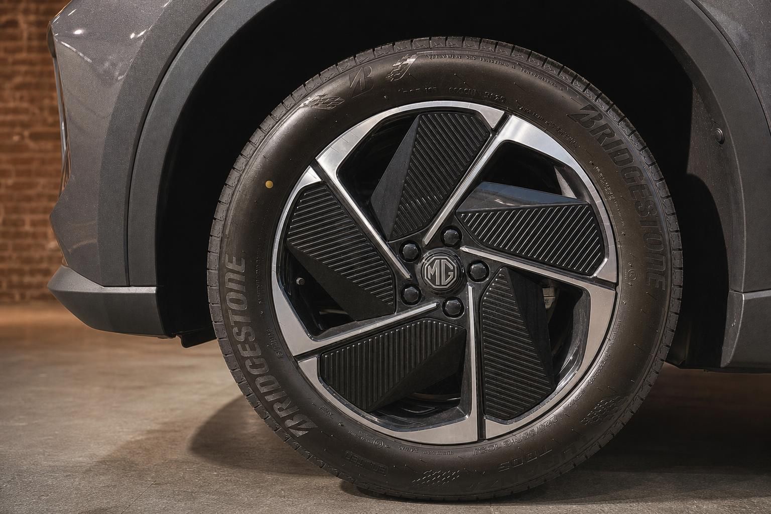 MG SUV Detailansicht der Leichtmetallfelge mit Bridgestone Reifen