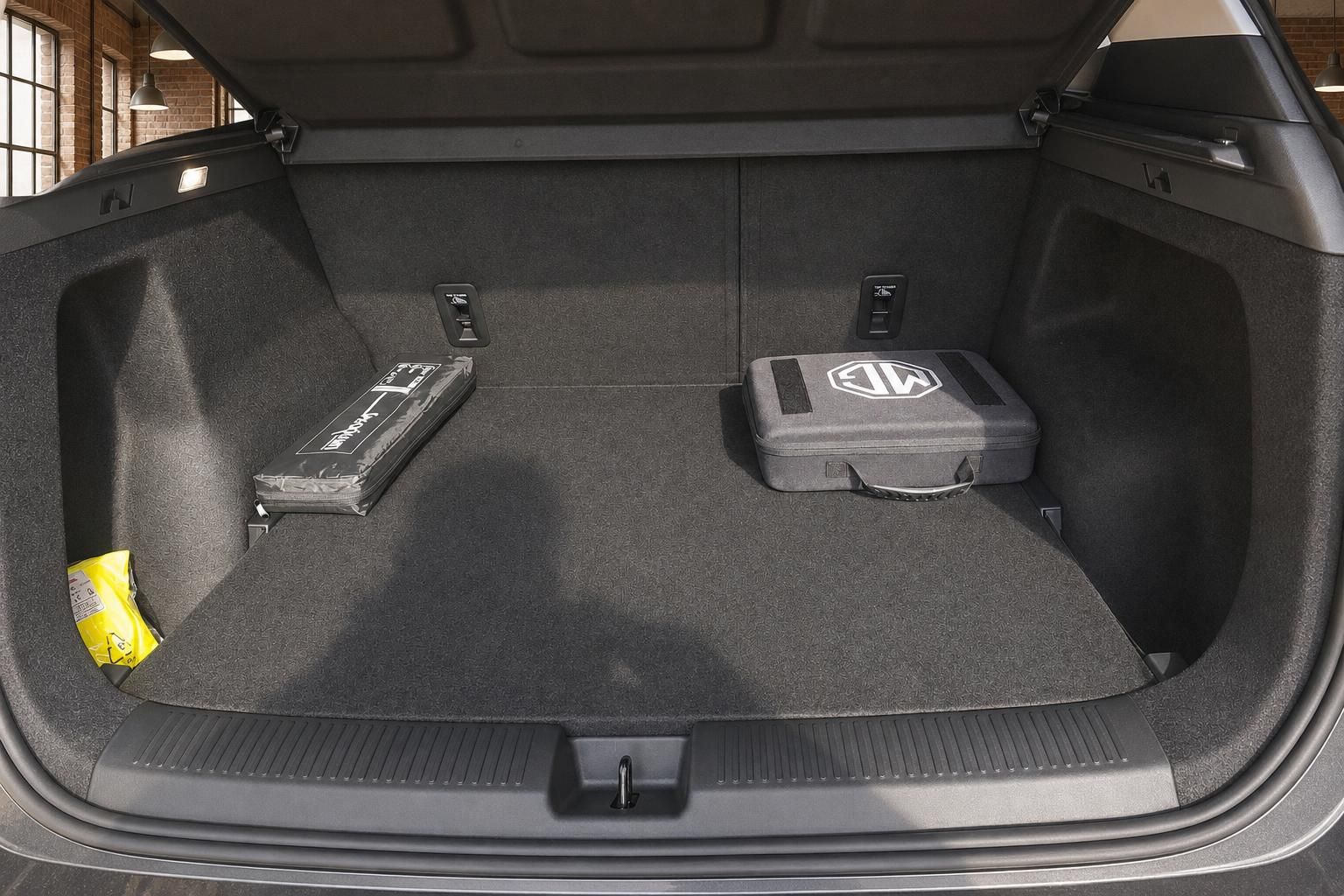 MG SUV Kofferraum mit Zubehoerkoffer und Ladekabel