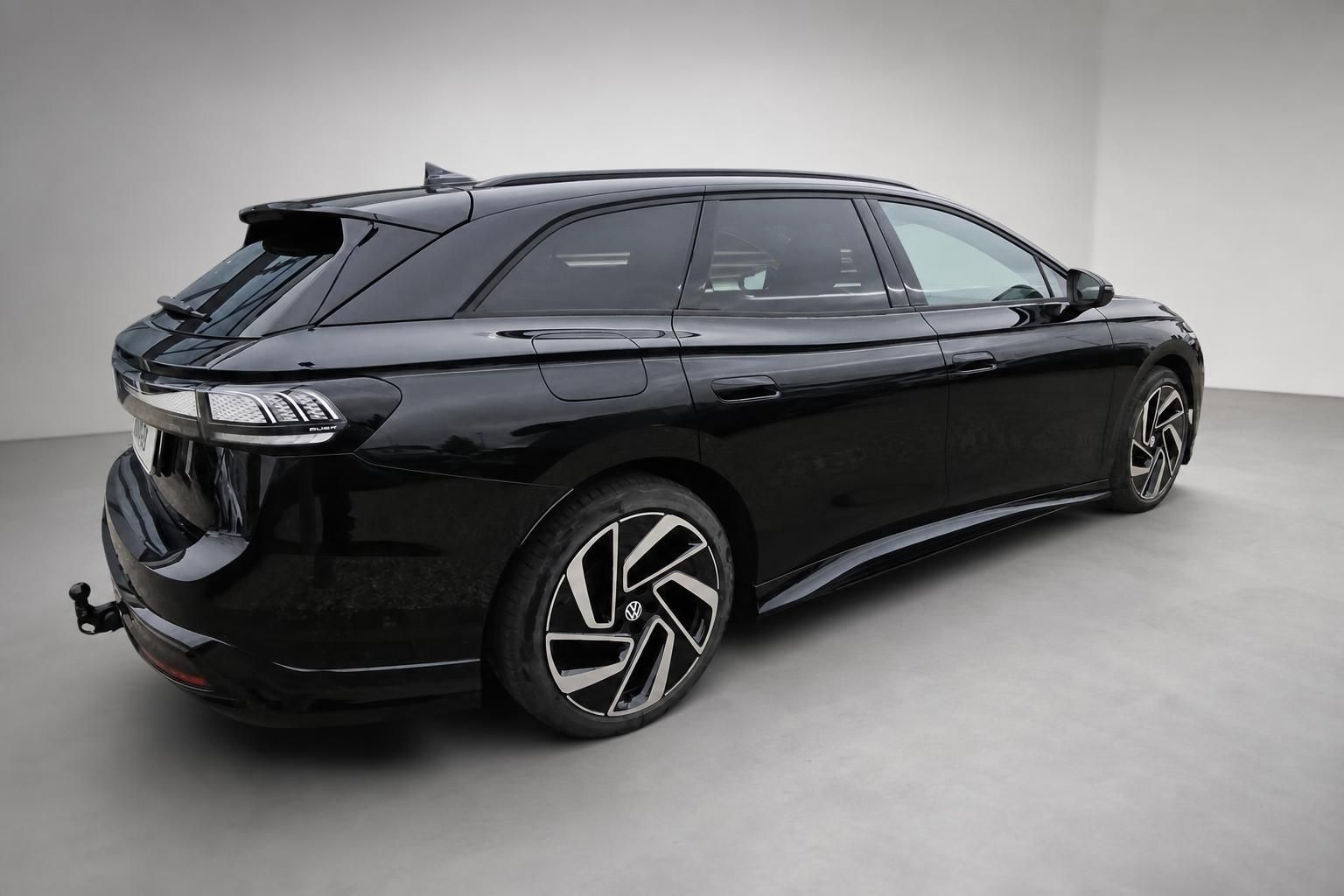 VW ID.7 Tourer schwarz Heckansicht Elektro-Kombi mit Anhaengerkupplung