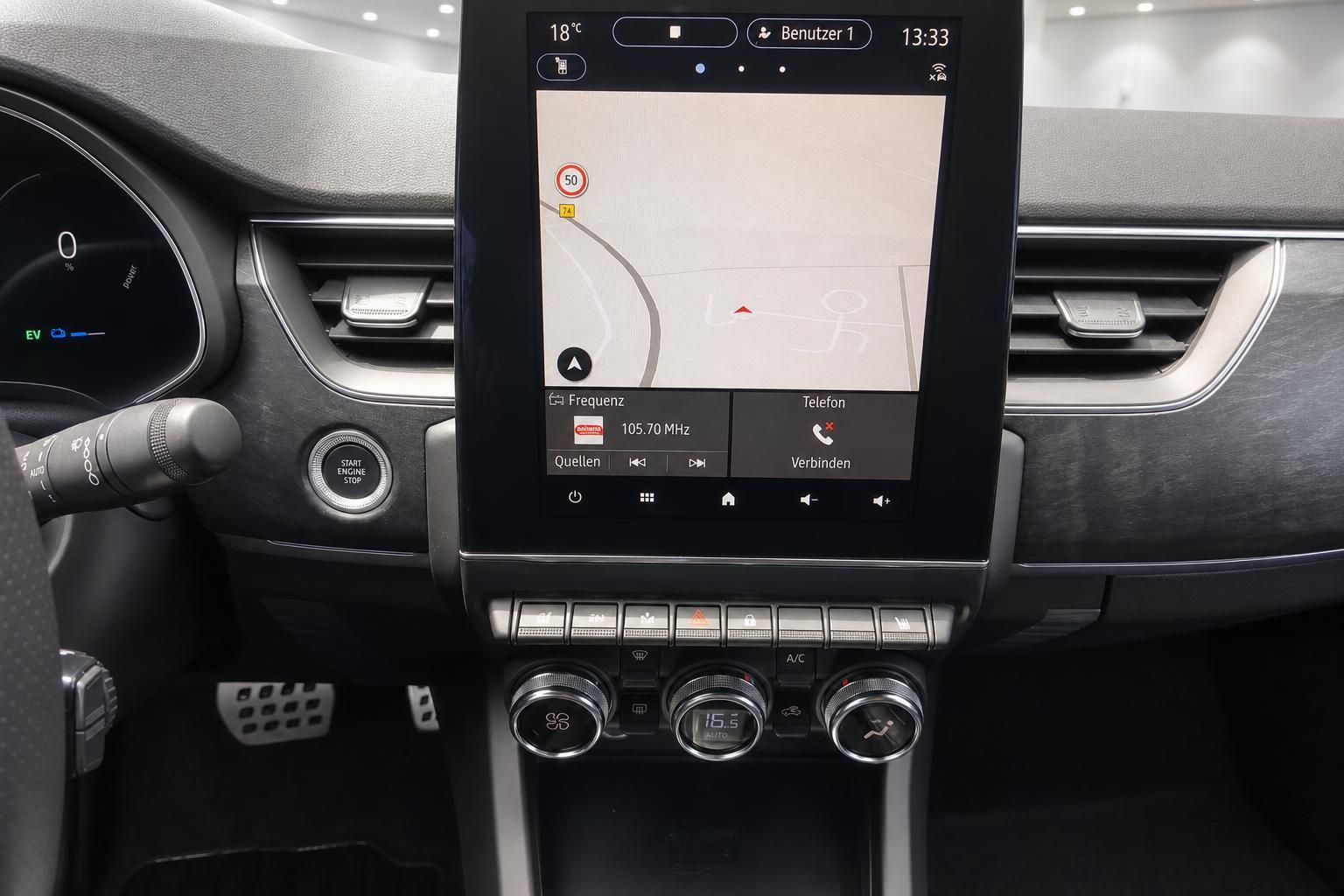 Touchscreen Display mit Navigationssystem und Klimabedienung im Fahrzeug-Armaturenbrett