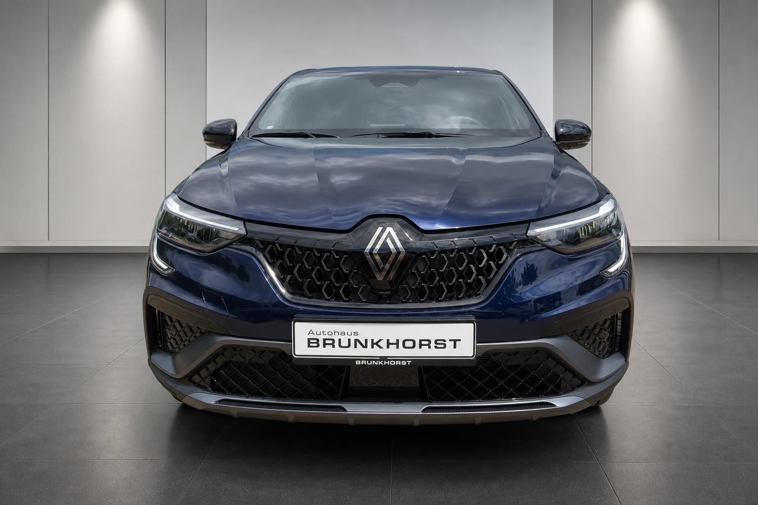 Renault Fahrzeug dunkelblau Frontansicht im Showroom - Autohaus Brunkhorst