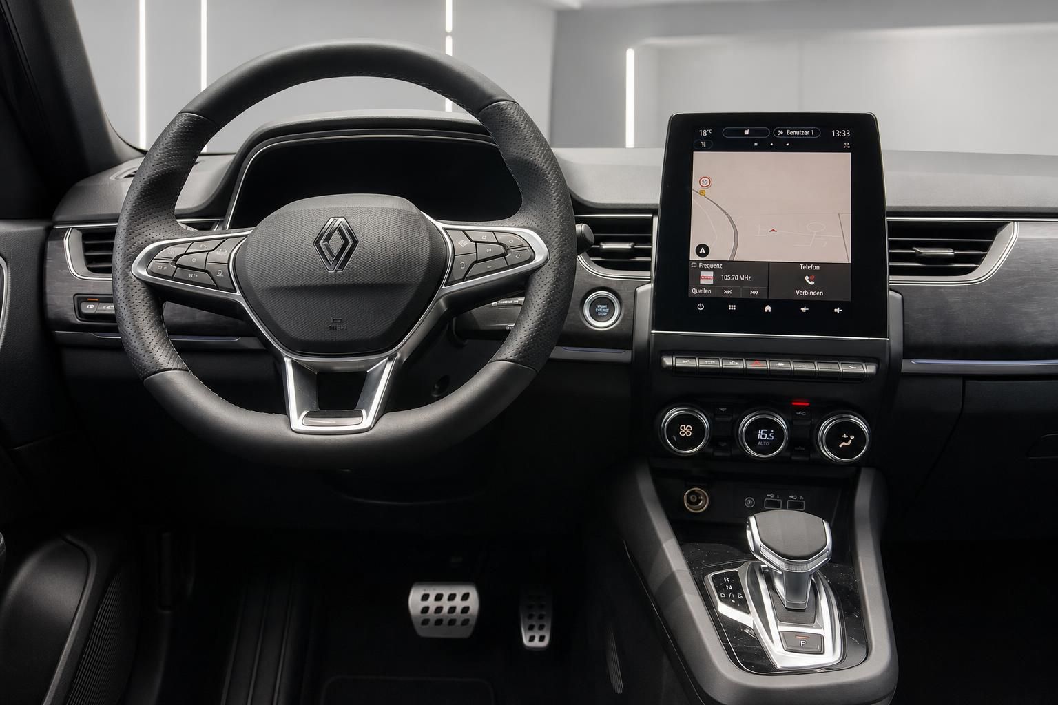 Renault Cockpit mit Lenkrad und Touchscreen-Display Navigationssystem